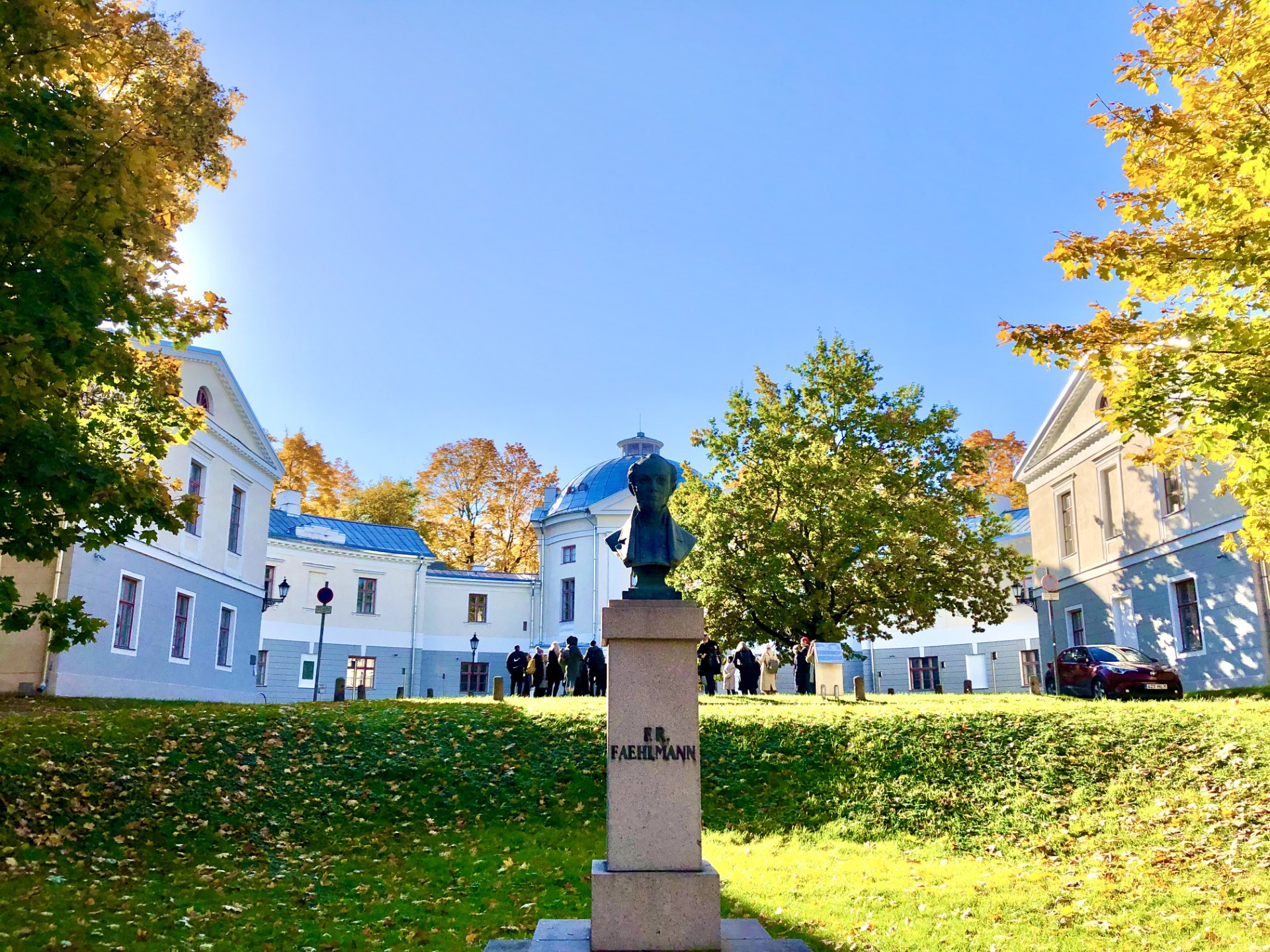 F. R Faelmanni monument Toomemäel Vana anatoomikumi ees