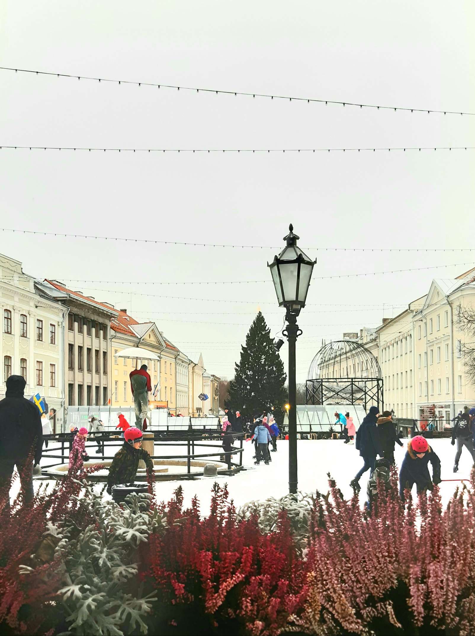 Raekoja platsi talvemuinasjutuline uisuväljak