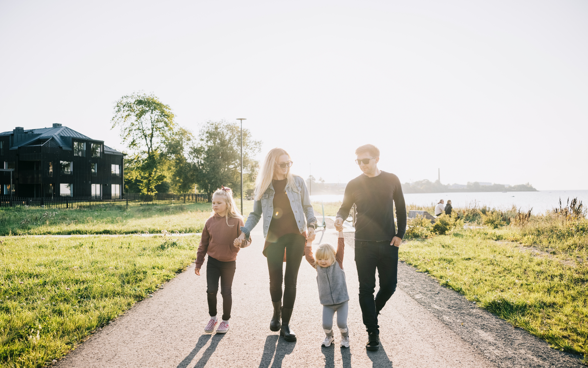 Perekond Kopli promenaadil nautimas linnaloodust
