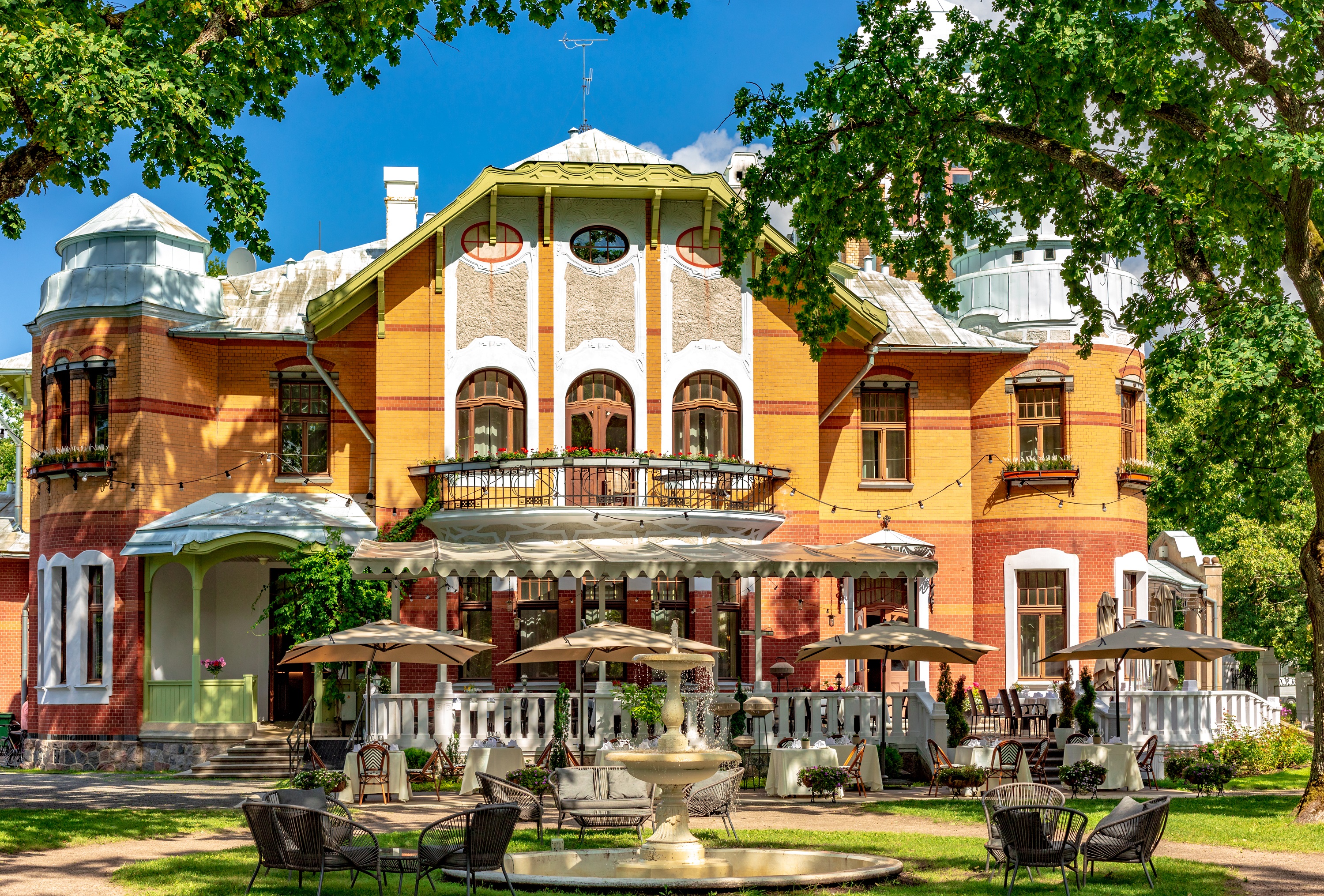 Villa Ammende pop-up restorani MEKK road on moodsale Eesti köögikunstile omaselt puhaste ja lihtsate hooajaliste maitsetega. Ammende köögis askeldavad