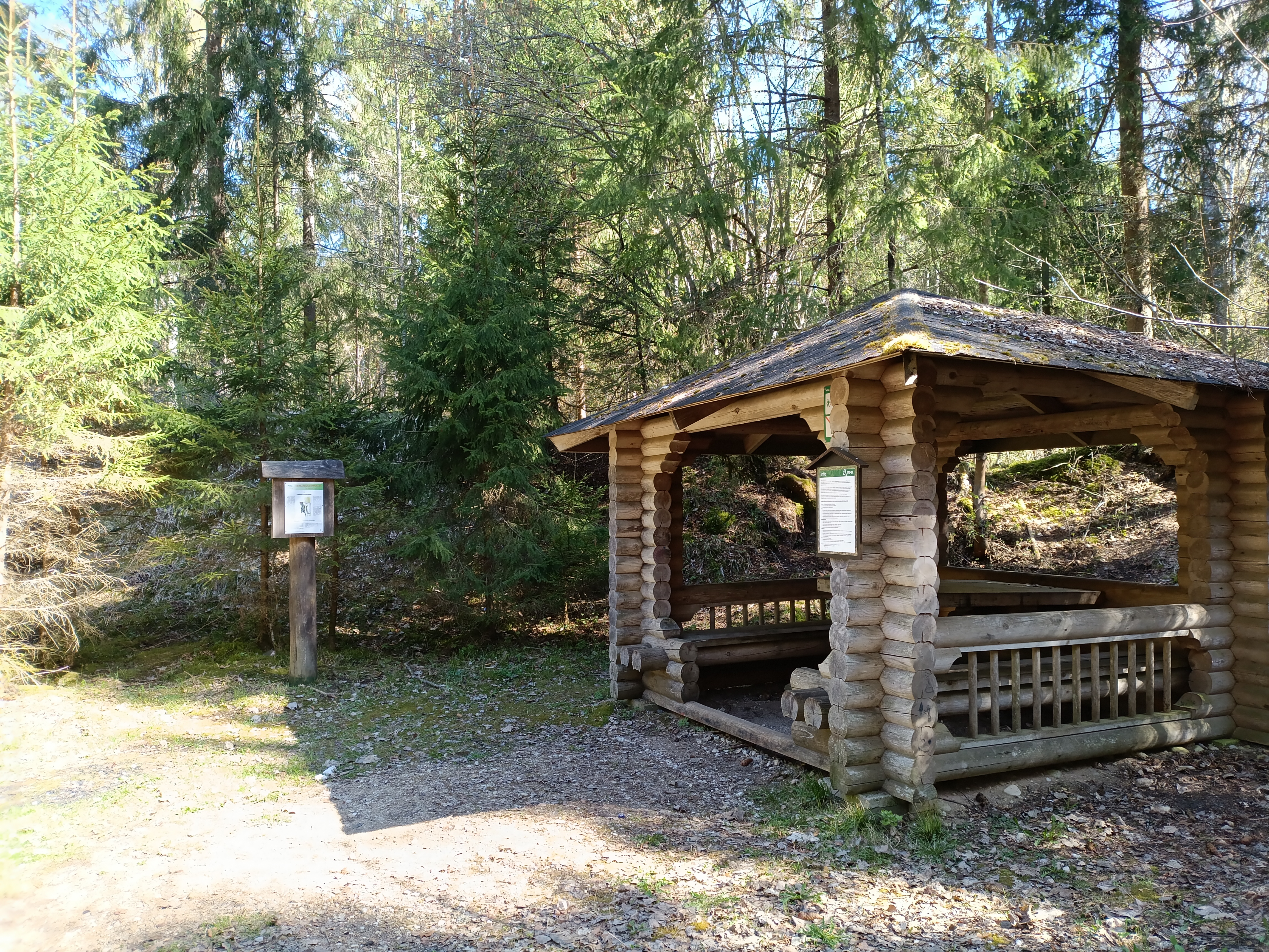 Viti järve matkaraja algus ja katusega piknikuonn
