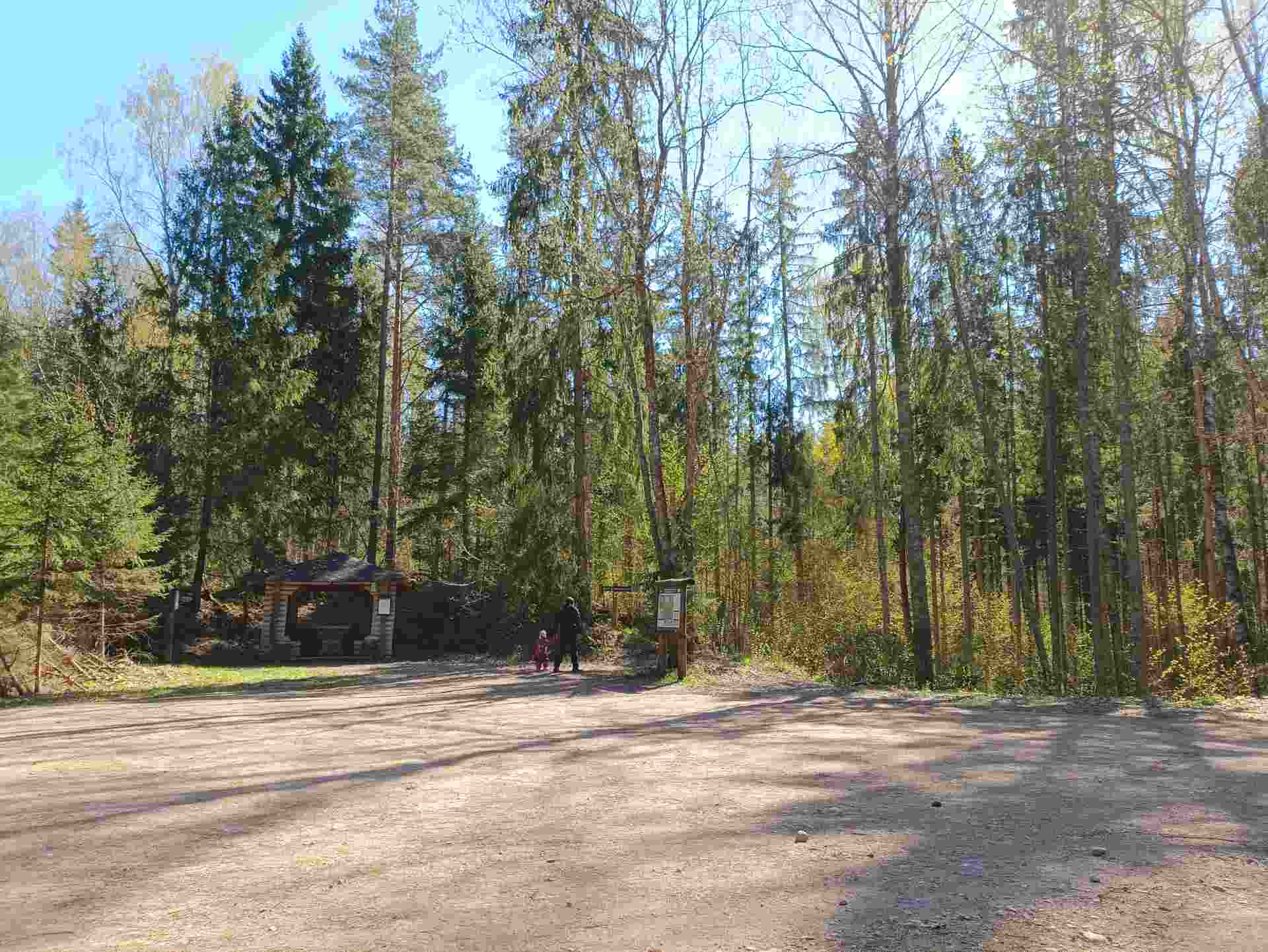 Viti järve matkarada algab parklast, kuhu mahub 6 autot