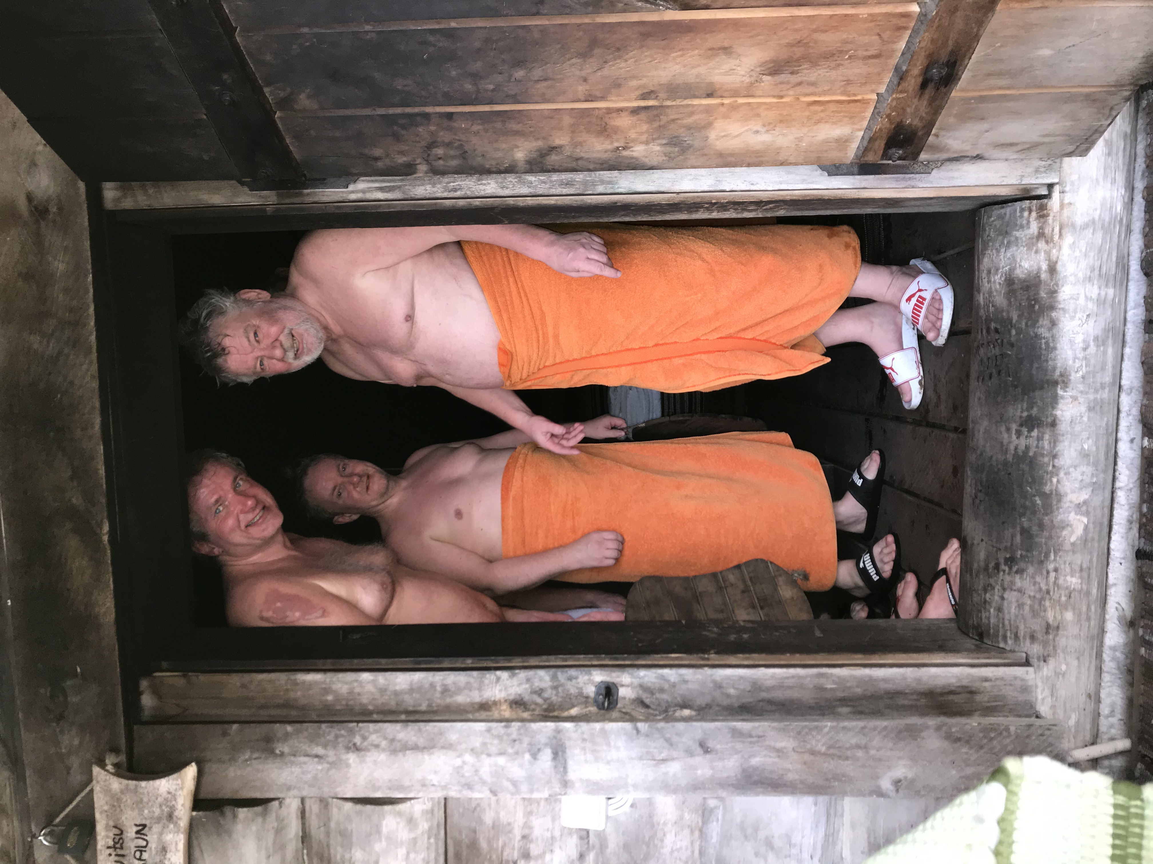 Vīrieši "Laukataguse" atpūtas ciemata dūmu pirtī