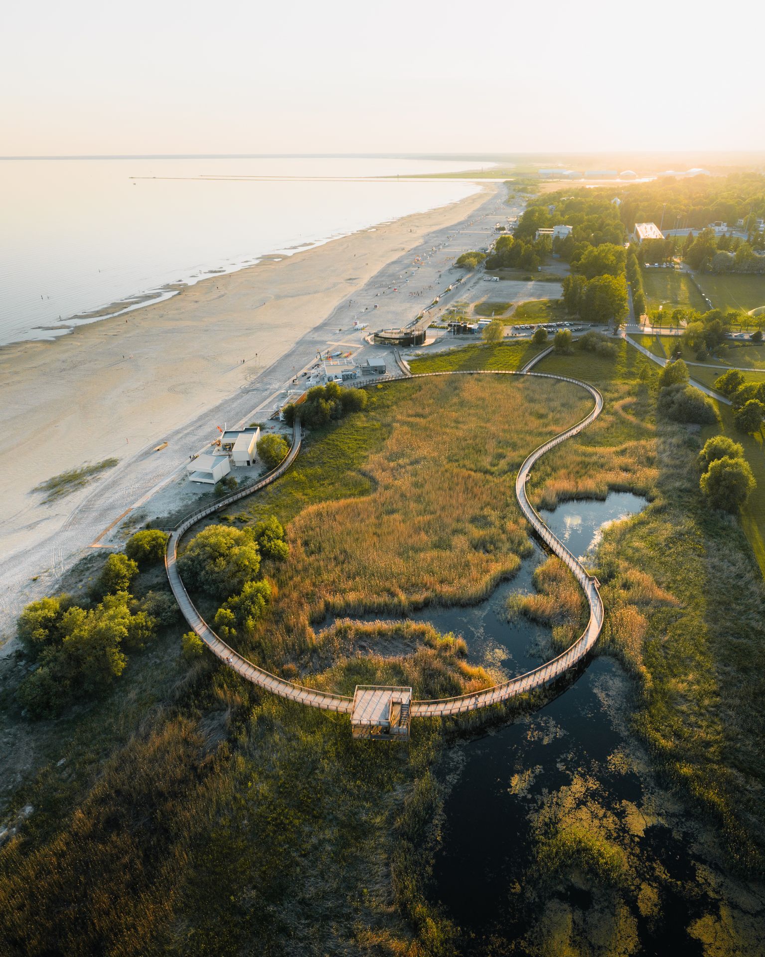 Surf 'n' Soul Beach Club joogatalo Pärnun rannalla