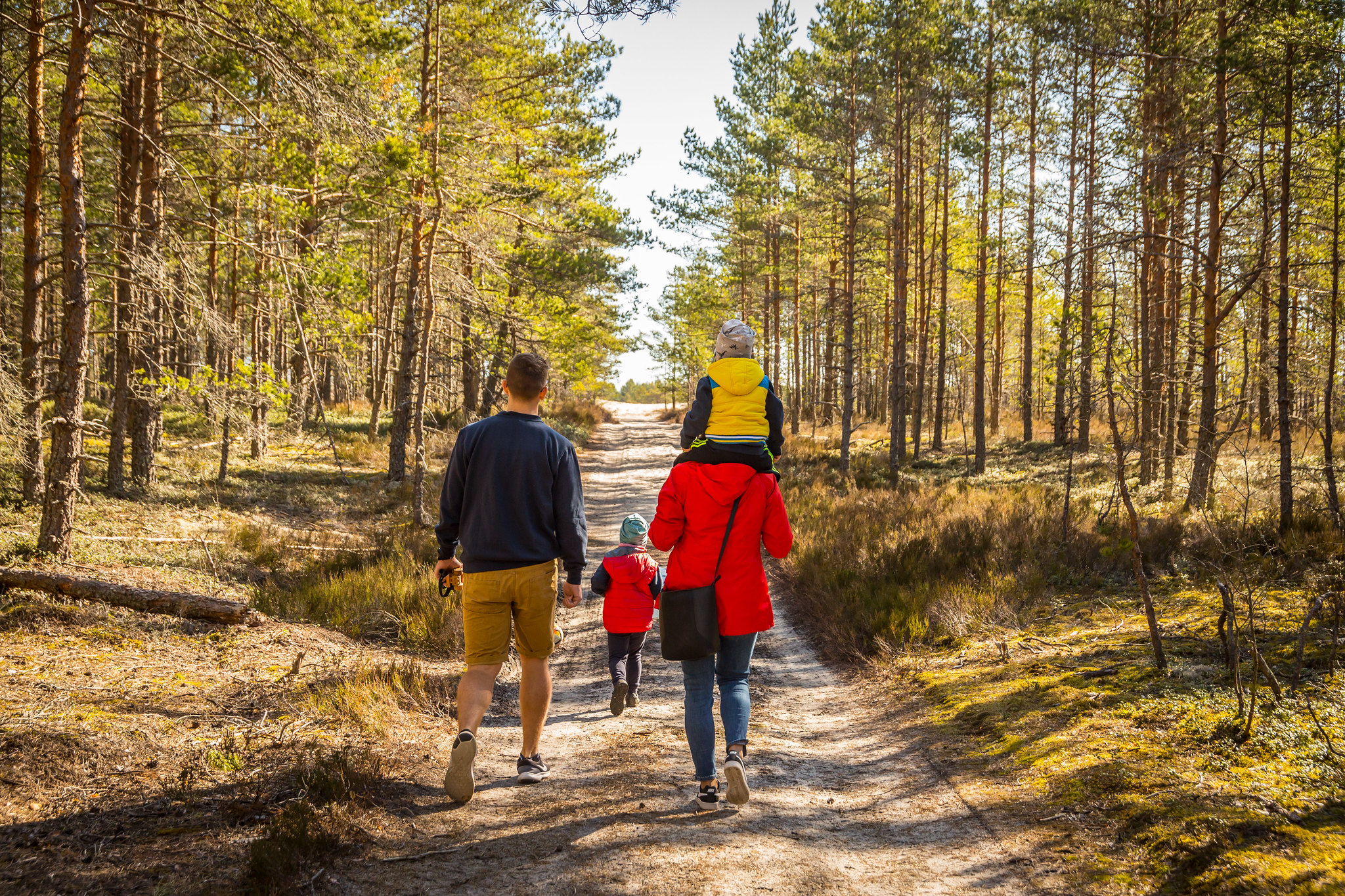 Perekond jalutamas liivikule