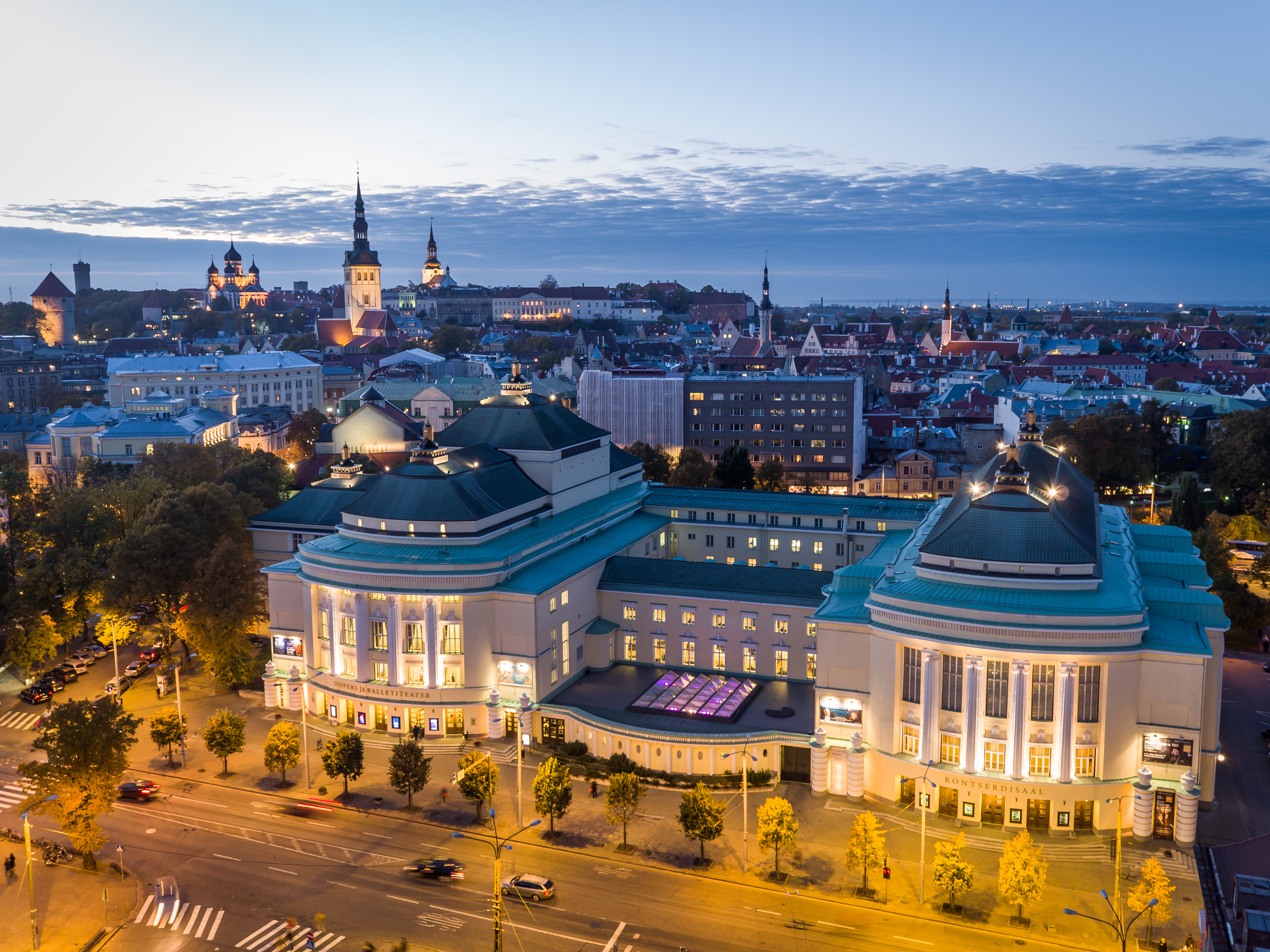 Rahvusooper Estonia vanalinna taustal Tallinnas