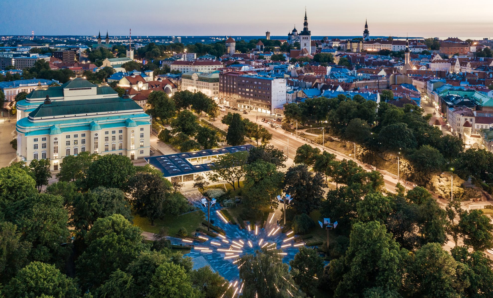 Rahvusooper Estonia vanalinna taustal Tallinnas