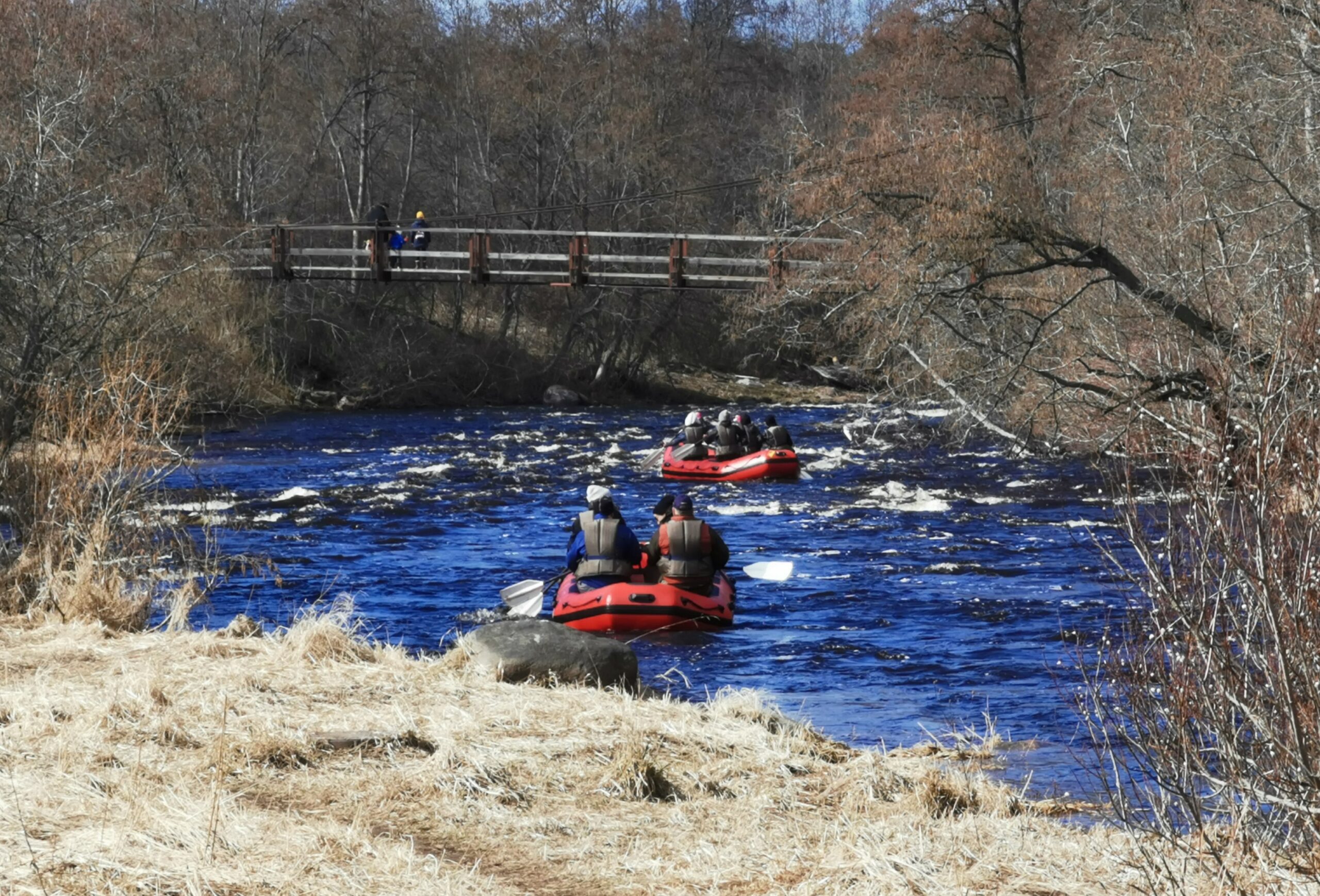 Rafting auf dem Fluss Jägala in strahlend blauem Wasser