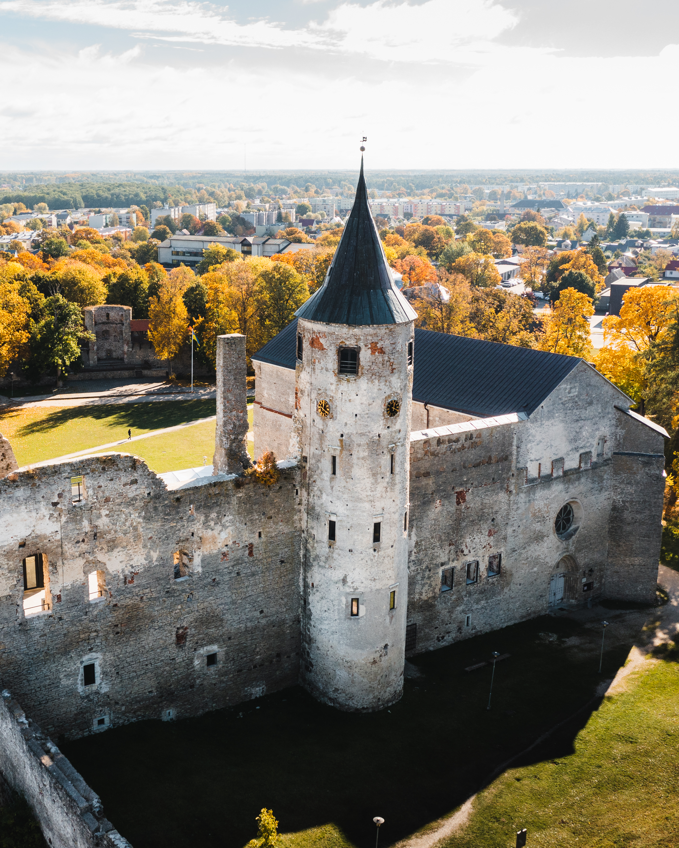 Valge Daami vabaõhulavastus Haapsalu linnusehoovis