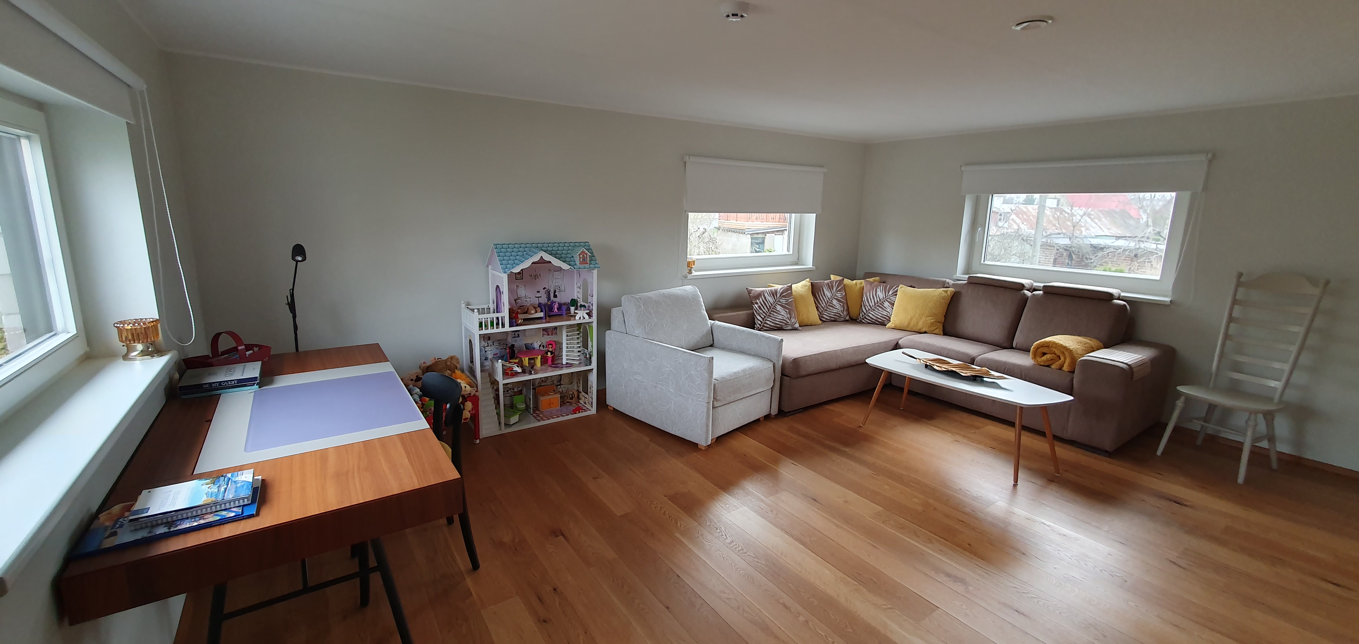 Diivanvoodi ja tugitooliga tuba