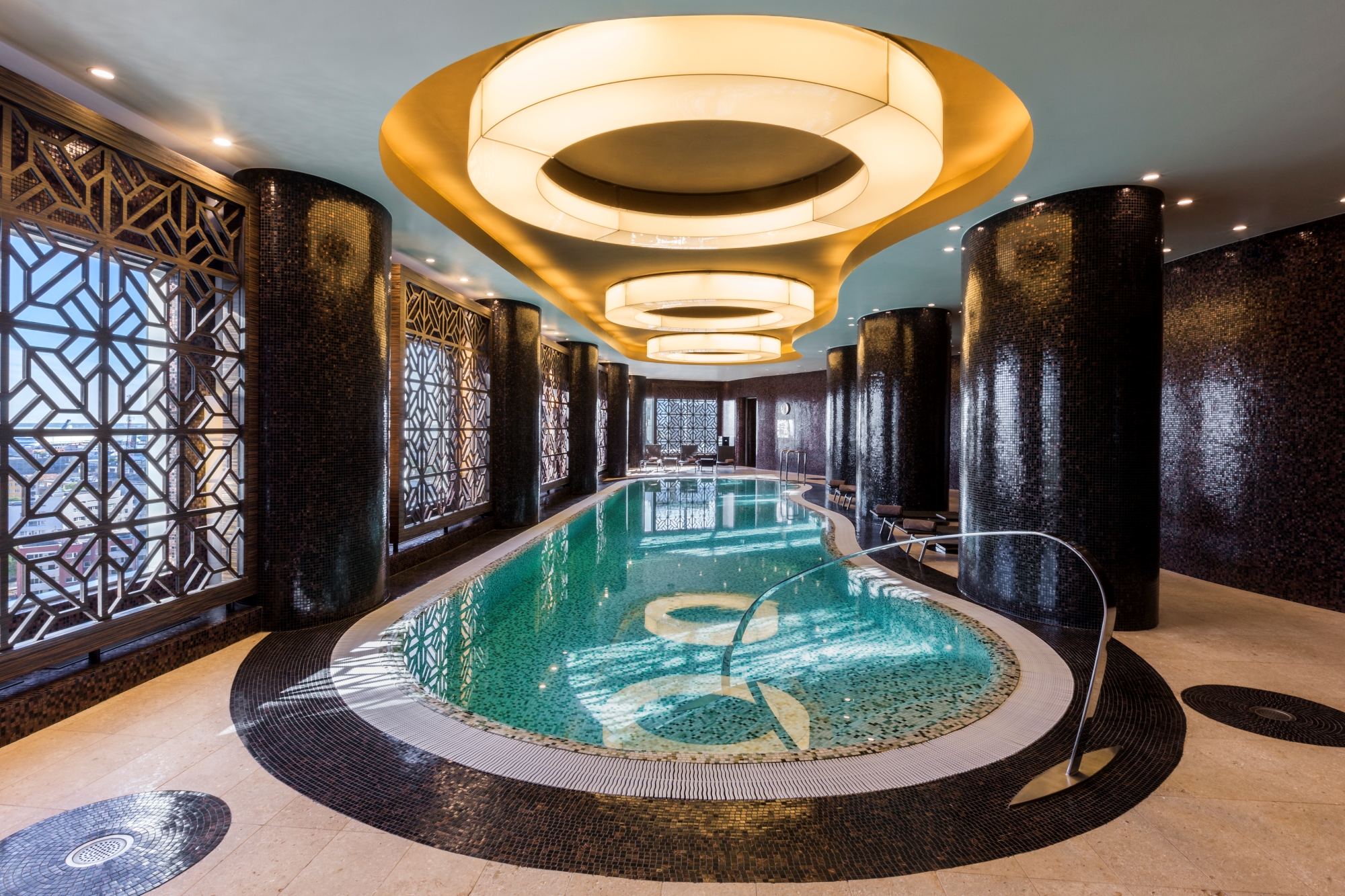 Pürovel Spa & Sport mūsdienīgā un stilīgā vidē piedāvā Alpu kalnu inspirētus risinājumus veselīga dzīvesveida veicināšanai. Spa stāvā darbojas baseins