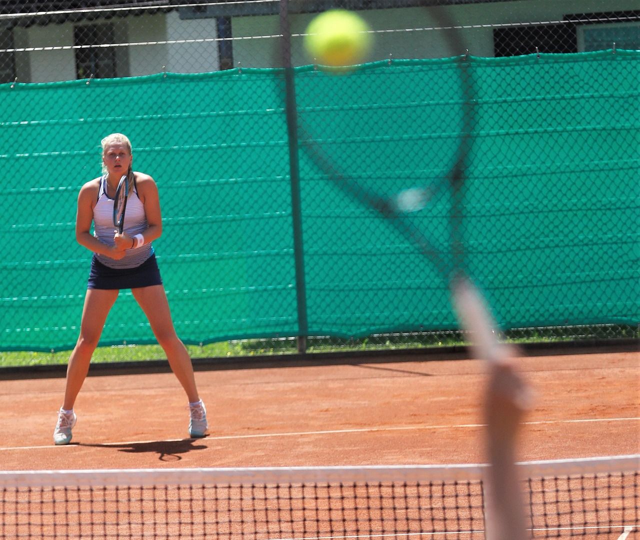 Tennisistis Peetri tenniseväljakul