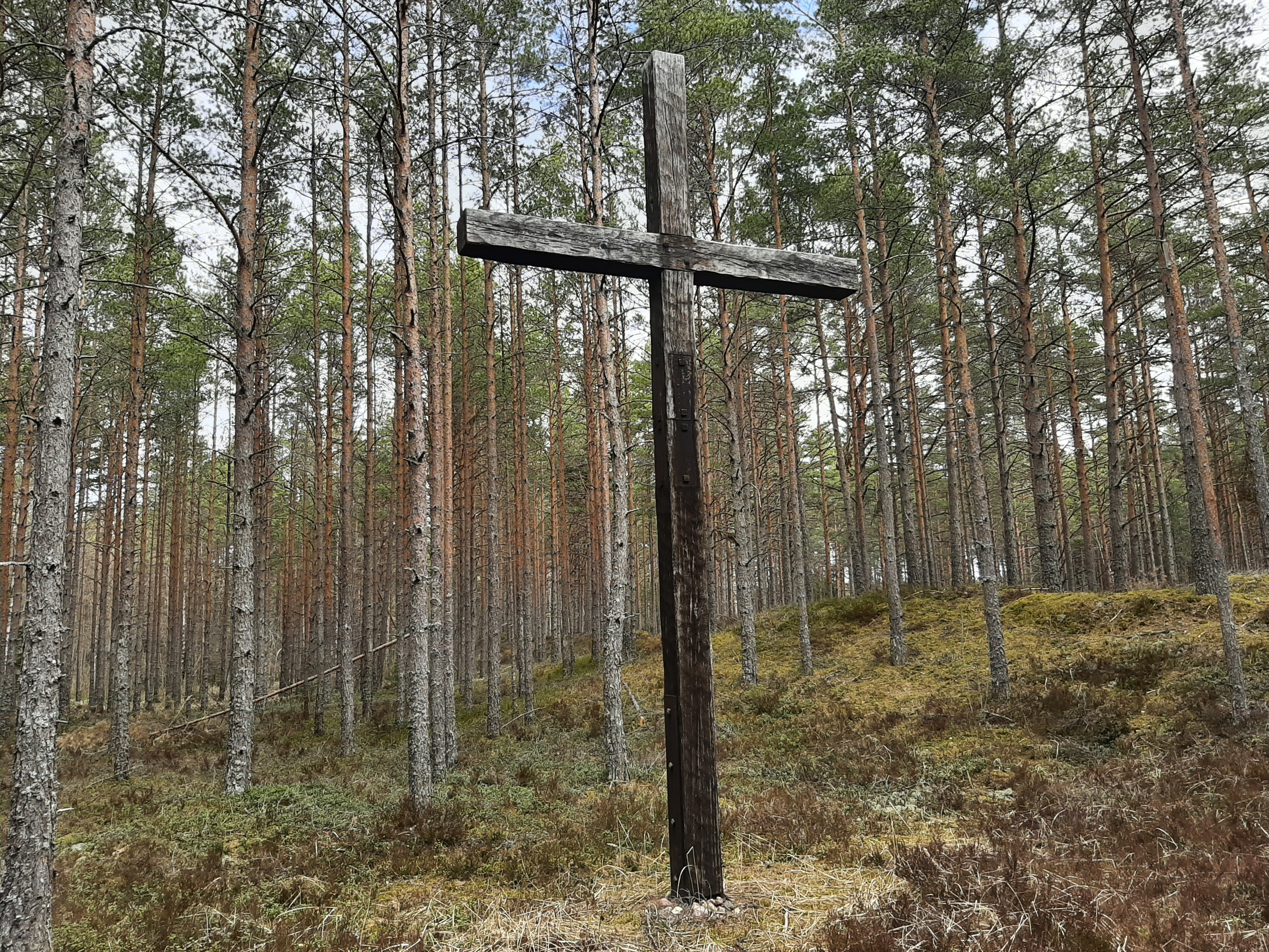 Oomäe memoriaali rist