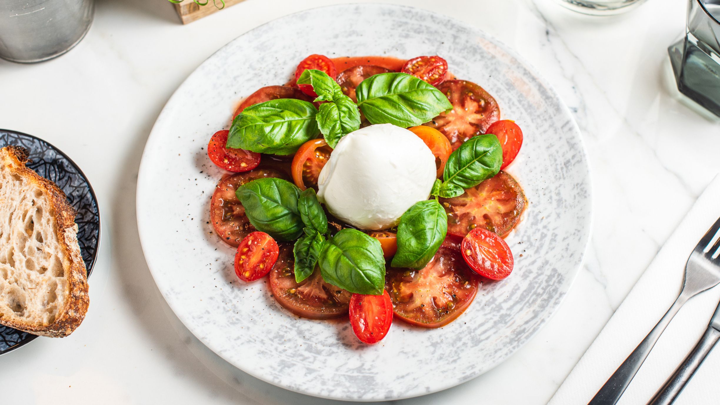 Mozzarella erinevate tomatite ja pestoga