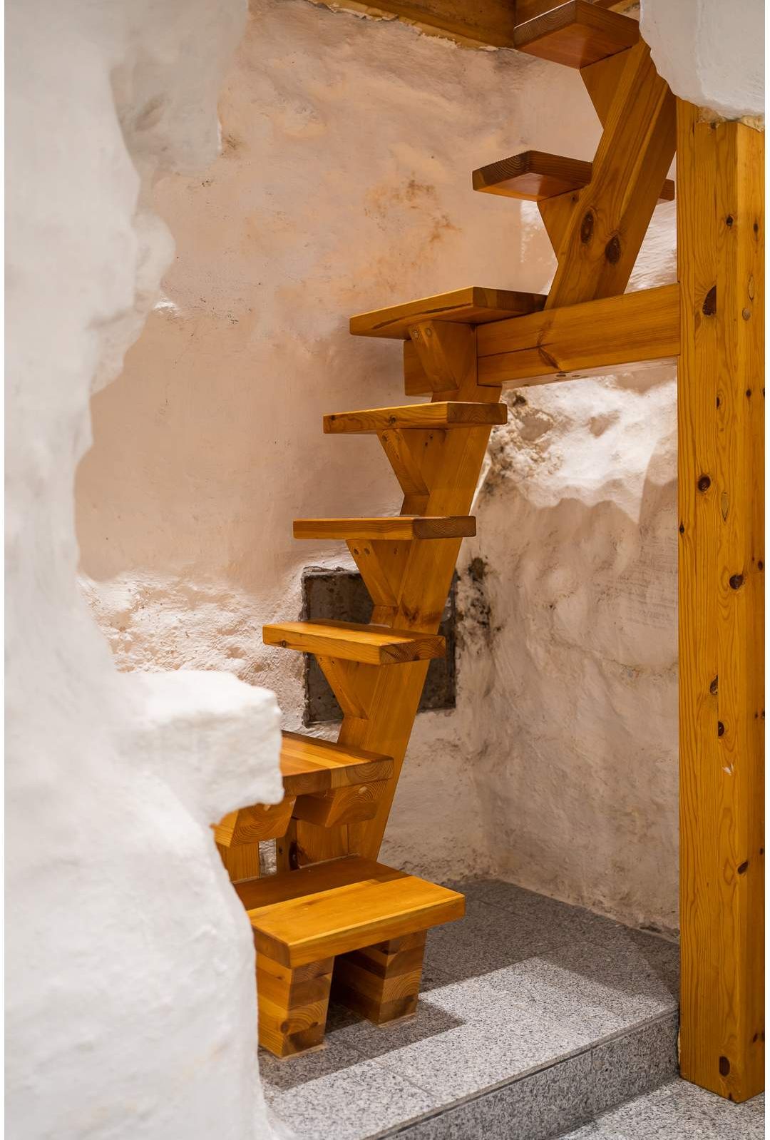 Trepp magamistoa ja elutoa vahel