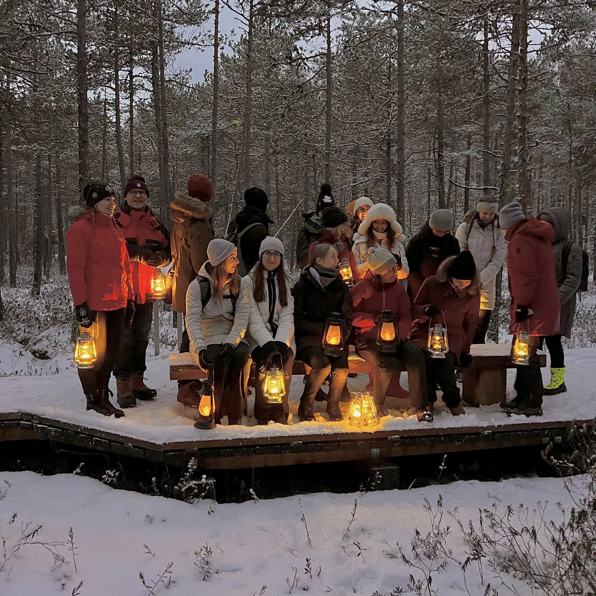 Seltskond puhkab lumisel pingil