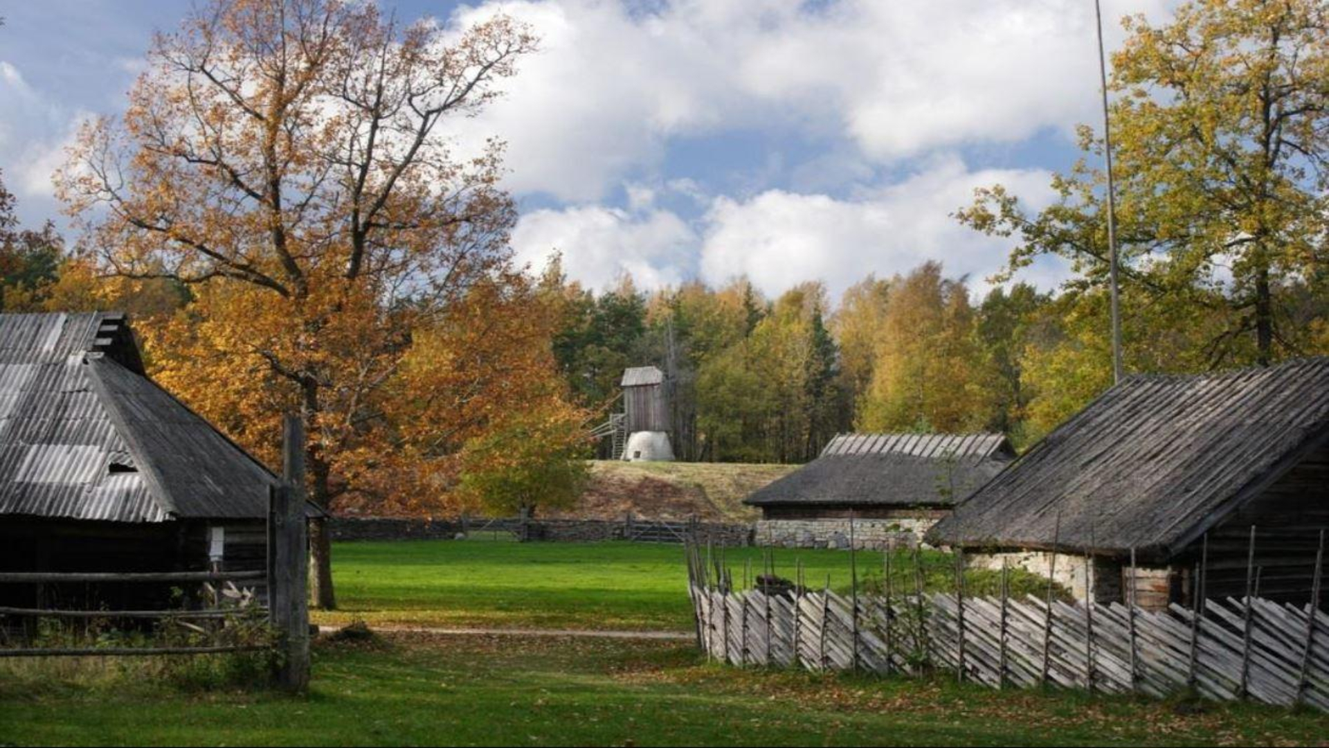 Sügisene vaade taludele Eesti Vabaõhumuuseumis Tallinnas
