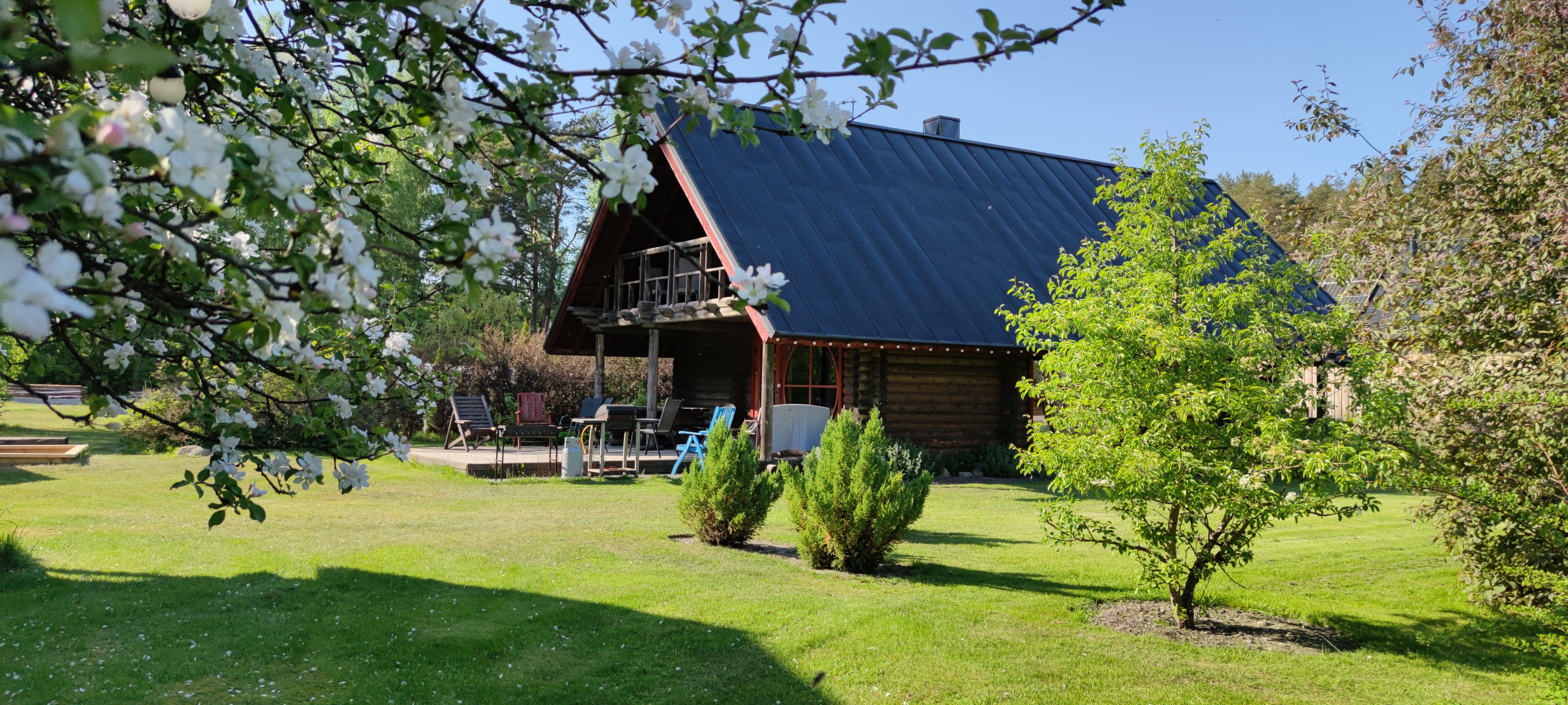Tūrisma saimniecības Marknatalu Puhkemaja divas guļbaļķu mājas – Pirts māja un Pauli Klēts – kā īsai pieturvietai, tā arī ilgākai atpūtai piedāvā vien