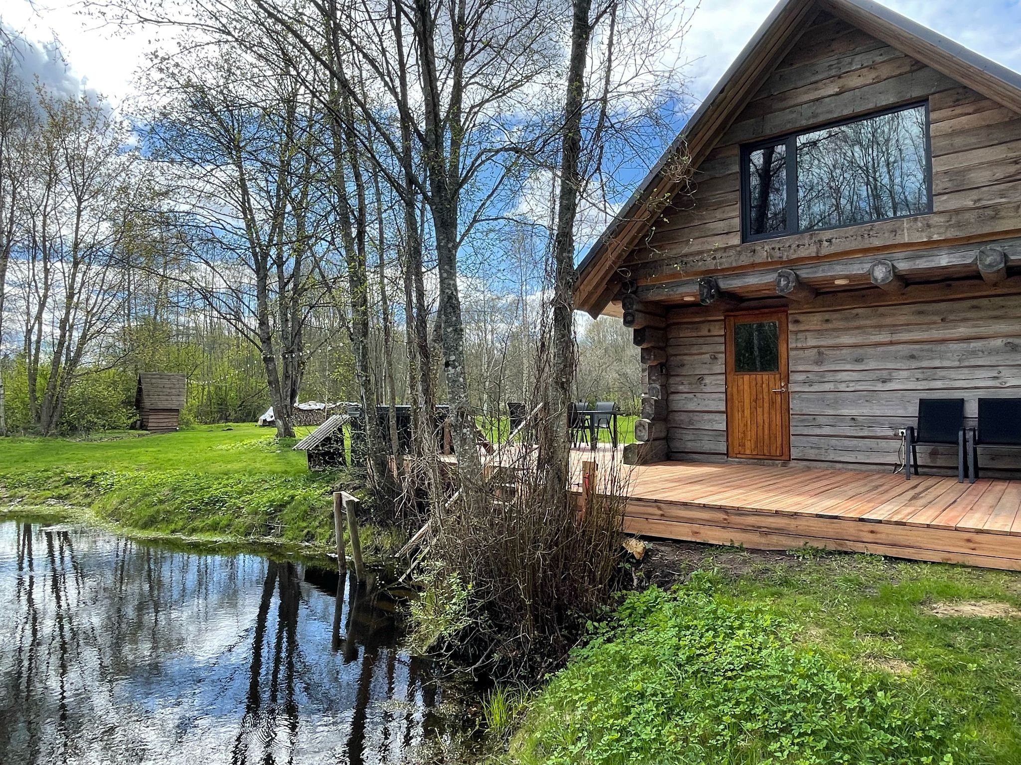 Saunamõnud Palukülas, saunamaja tiigi kaldal