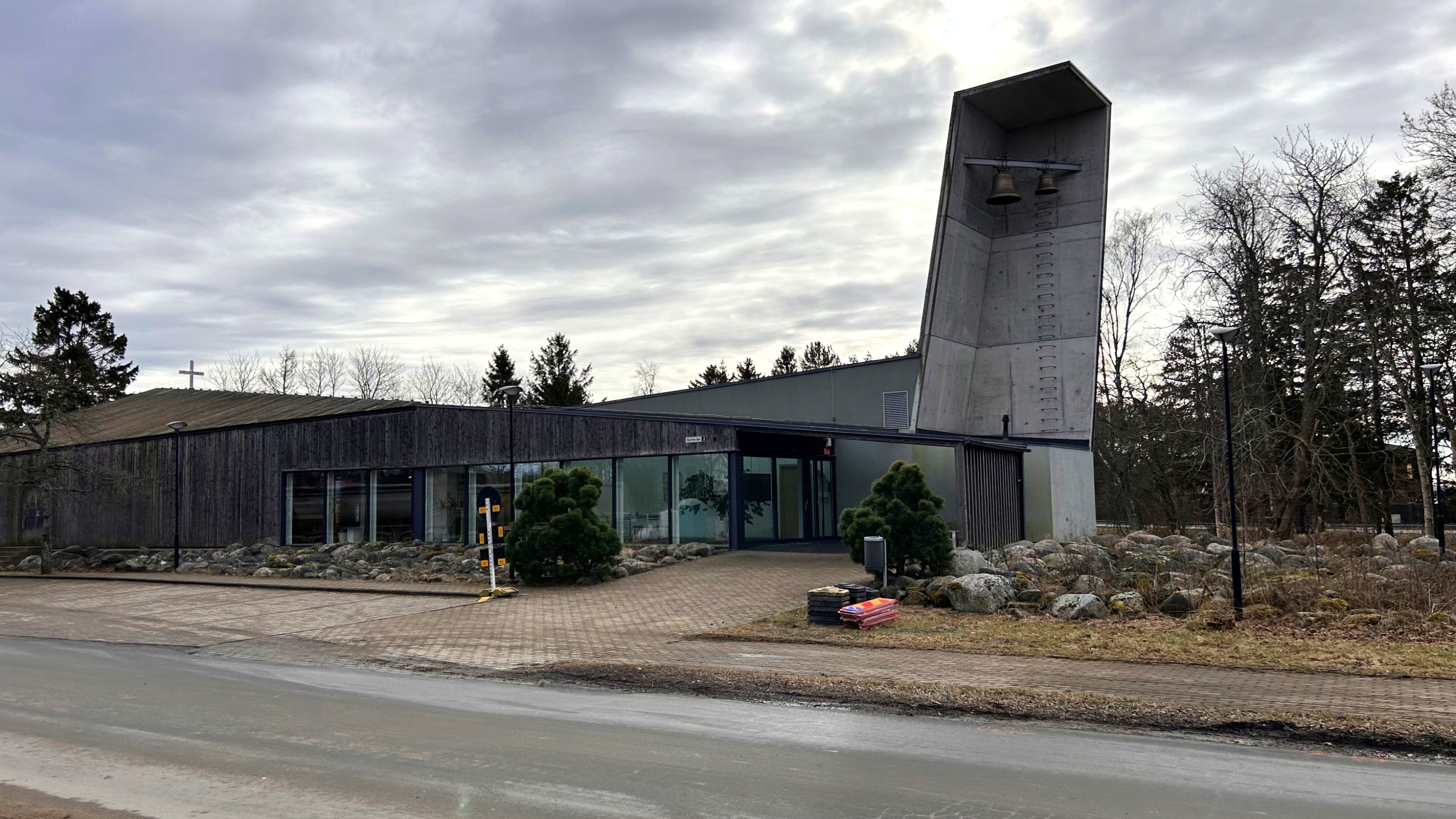 Viimsi Püha Jaakobi kirik varakevadel