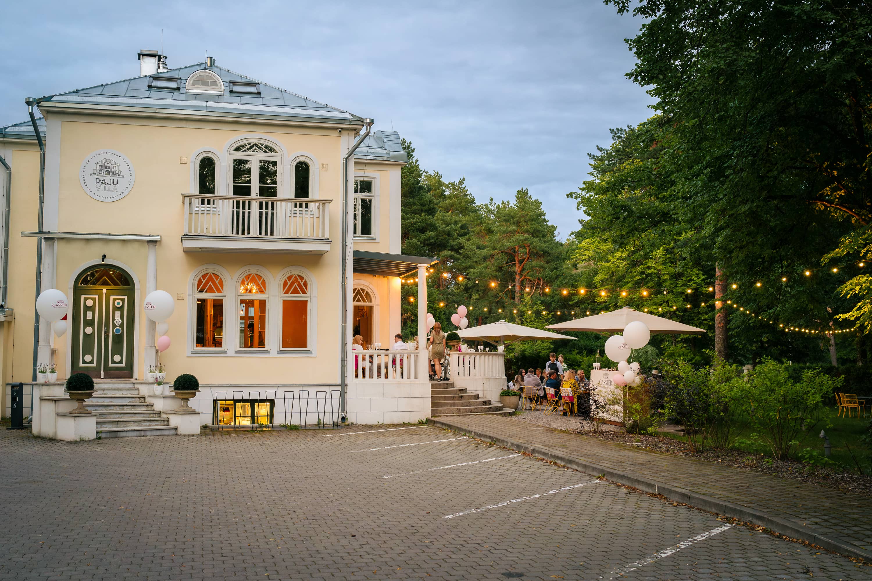Tallinnas Nõmmel asub imekaunis ja uhke juugendarhitektuuriga villa, kus sulavad ühte kaunis interjöör, taevalik toit ja tipptasemel teenindus. Naudi 
