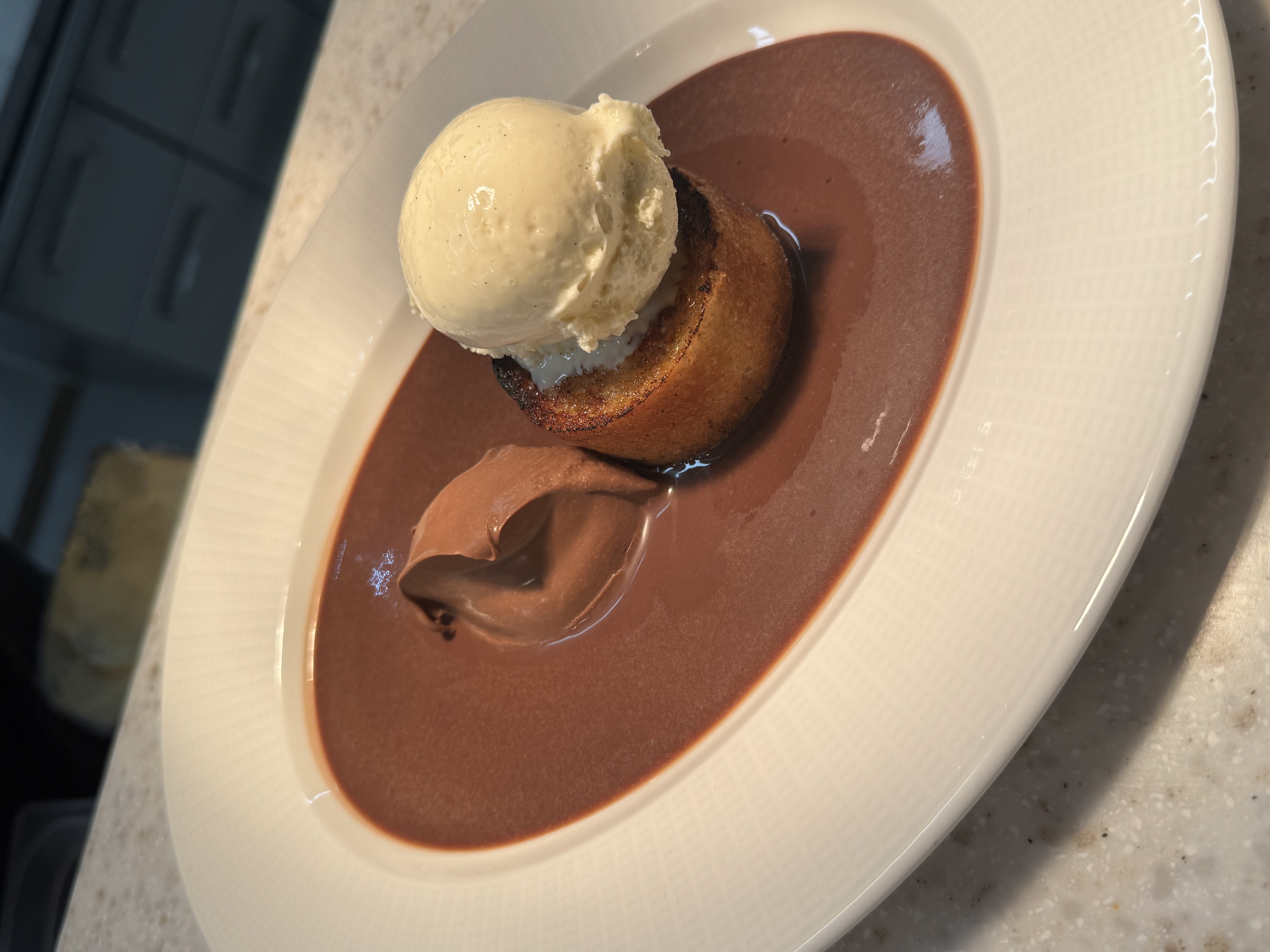 Praesai  : Shokolaadi ganache/vaniljejäätis/shokolaadikaste