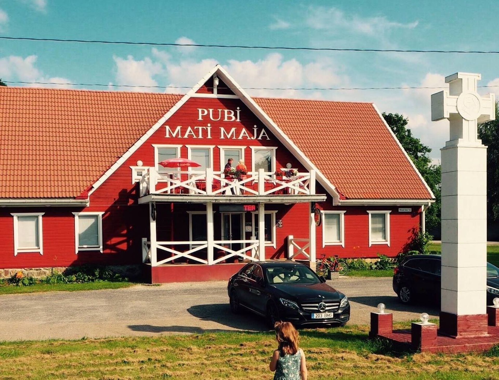 Mati Maja Pubi ees on väike Eesti Vabadusrist