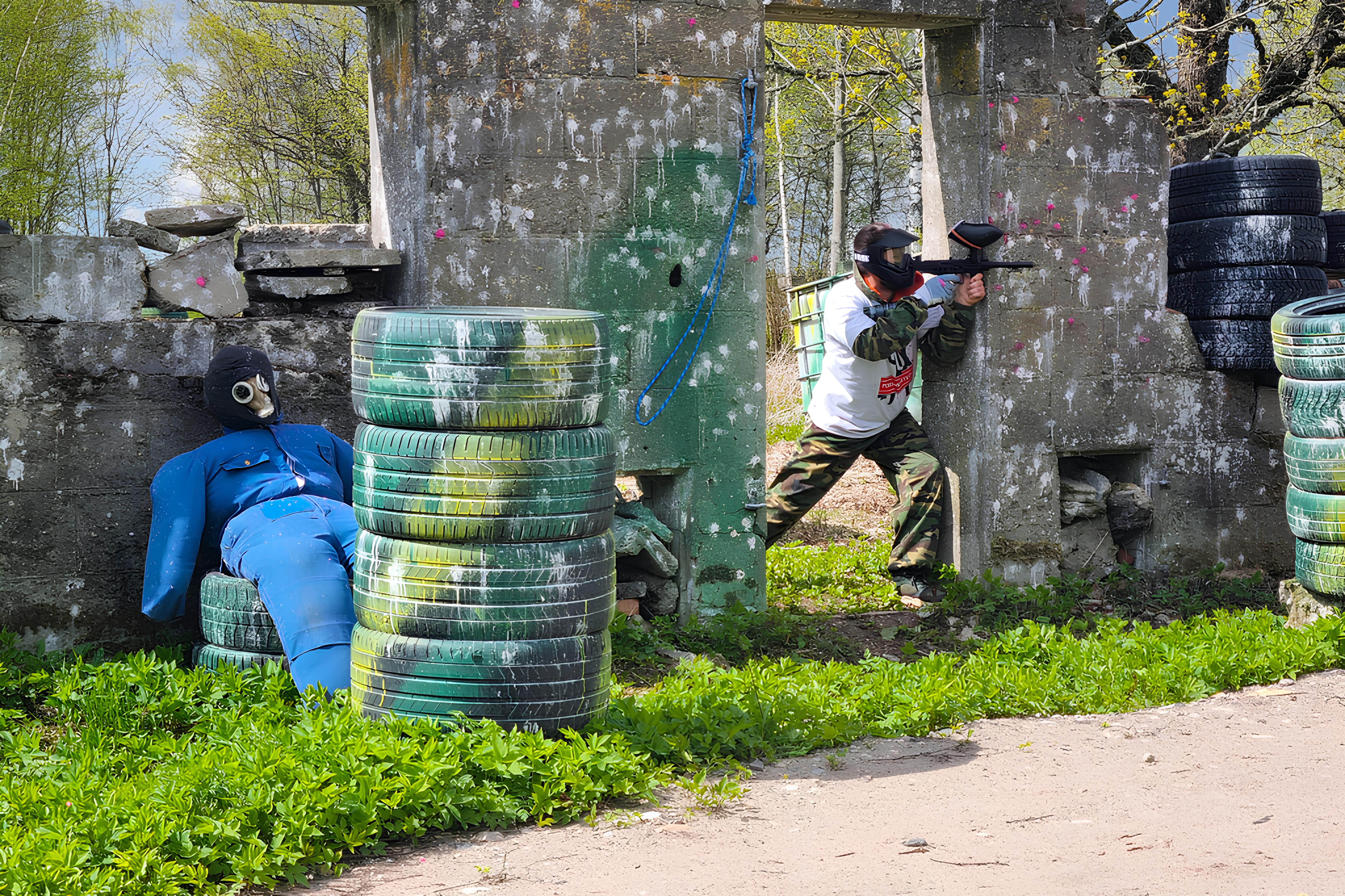 Paintballimängija ootamas vaenlase rünnakut
