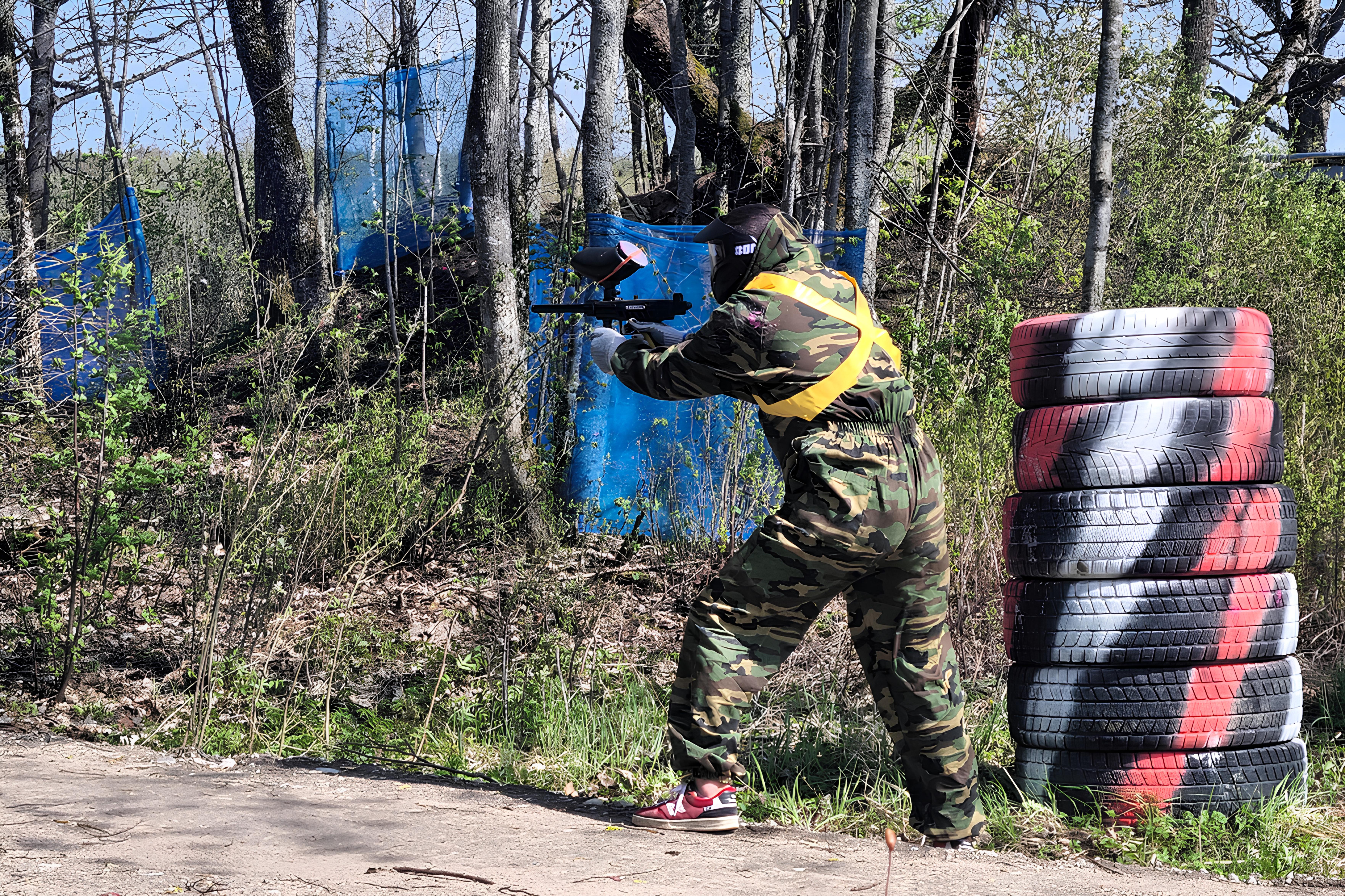 Poissmees paintballis vastast tulistamas