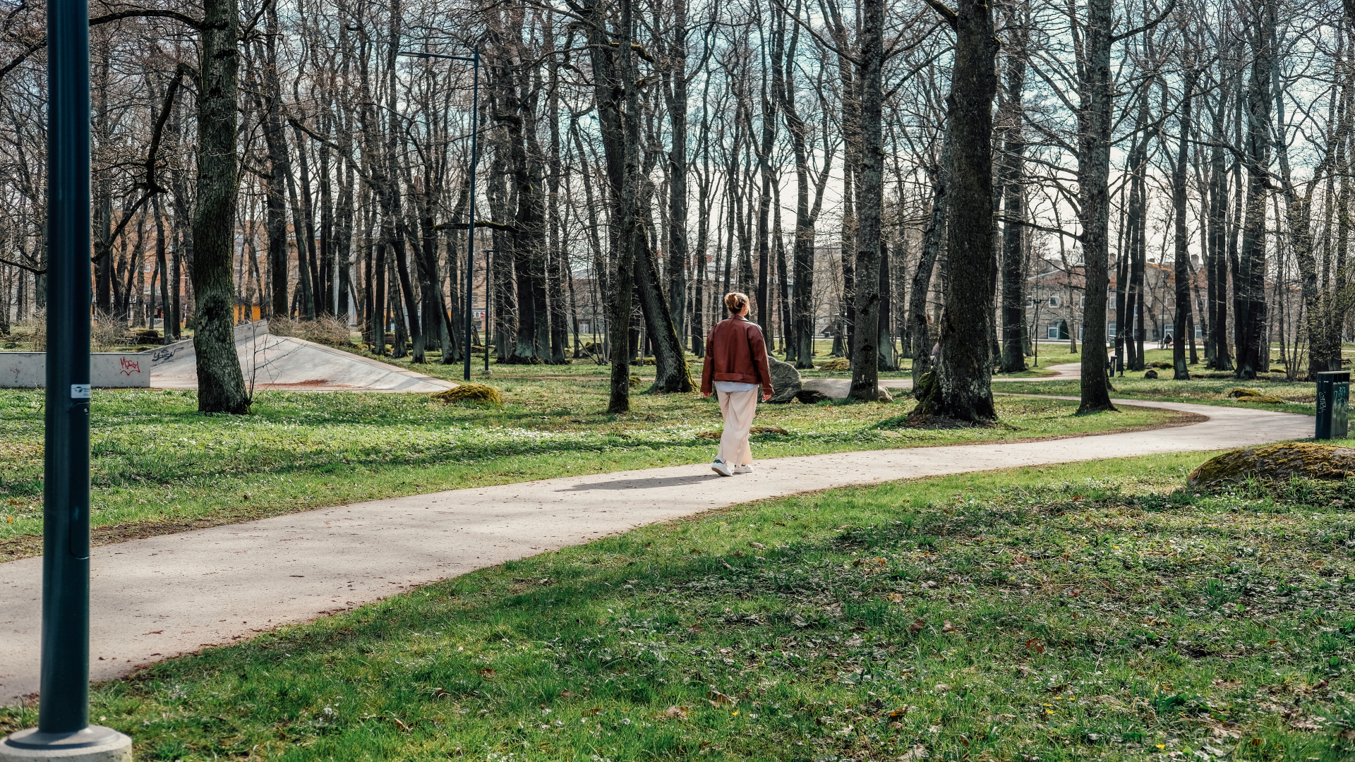 Naine kõndimas Kopli Kase pargis