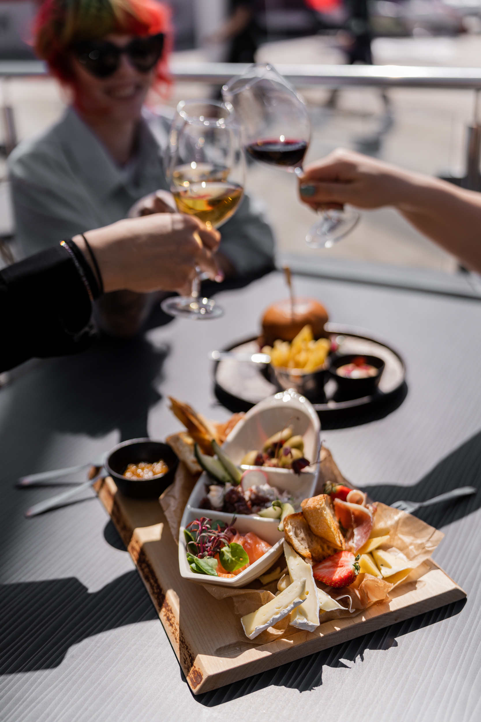 Das Restaurant des Jachtclubs Pärnu ist ein einzigartiges Restaurant mit Ausblick auf den Fluss, wo man Zeit mit Gesellschaft verbringen und gute Wein