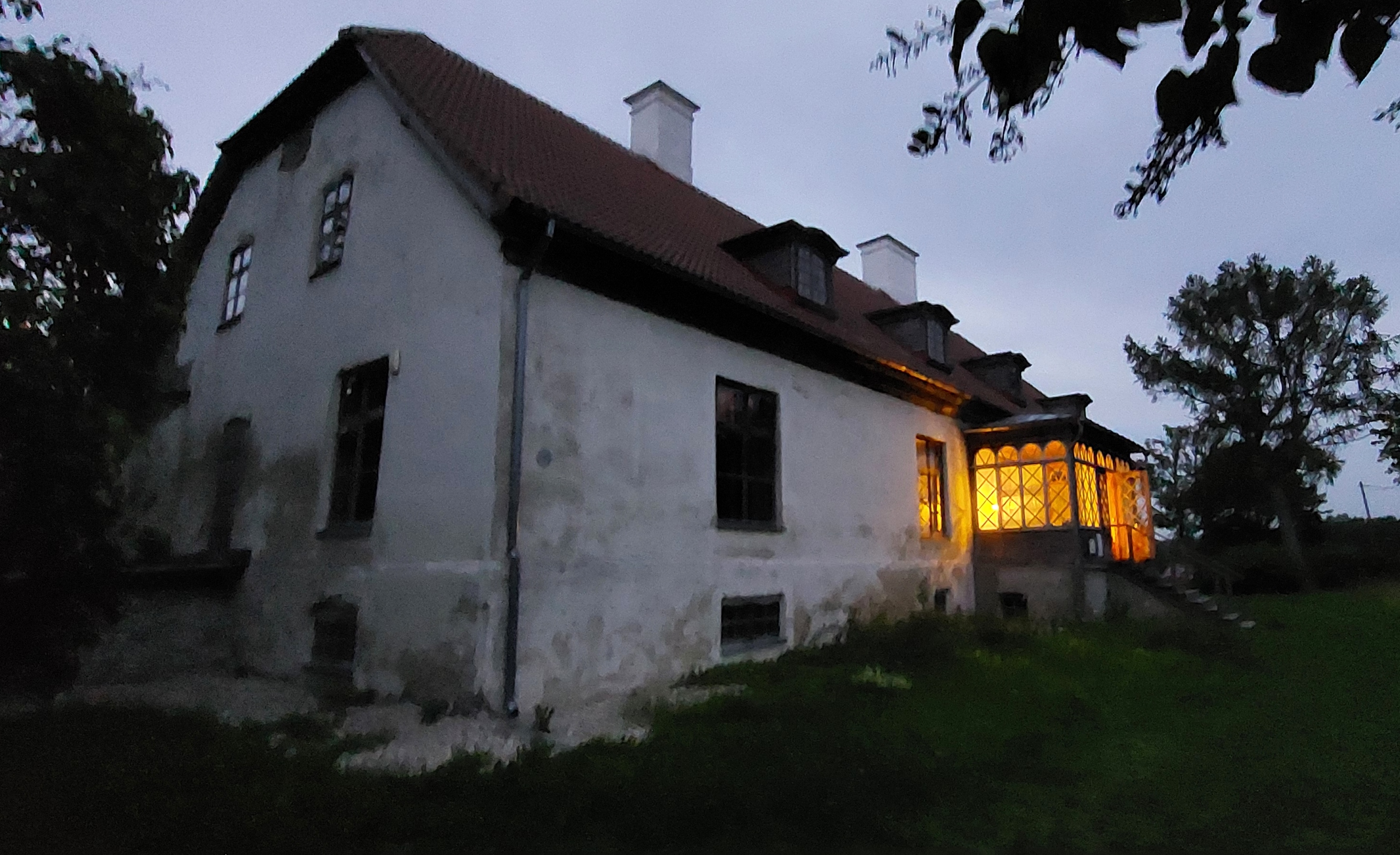 Nelja Nurga Gallery is located by the central square of Kärdla; it displays the creation of artists from Hiiumaa or with a connection to Hiiumaa. Pain