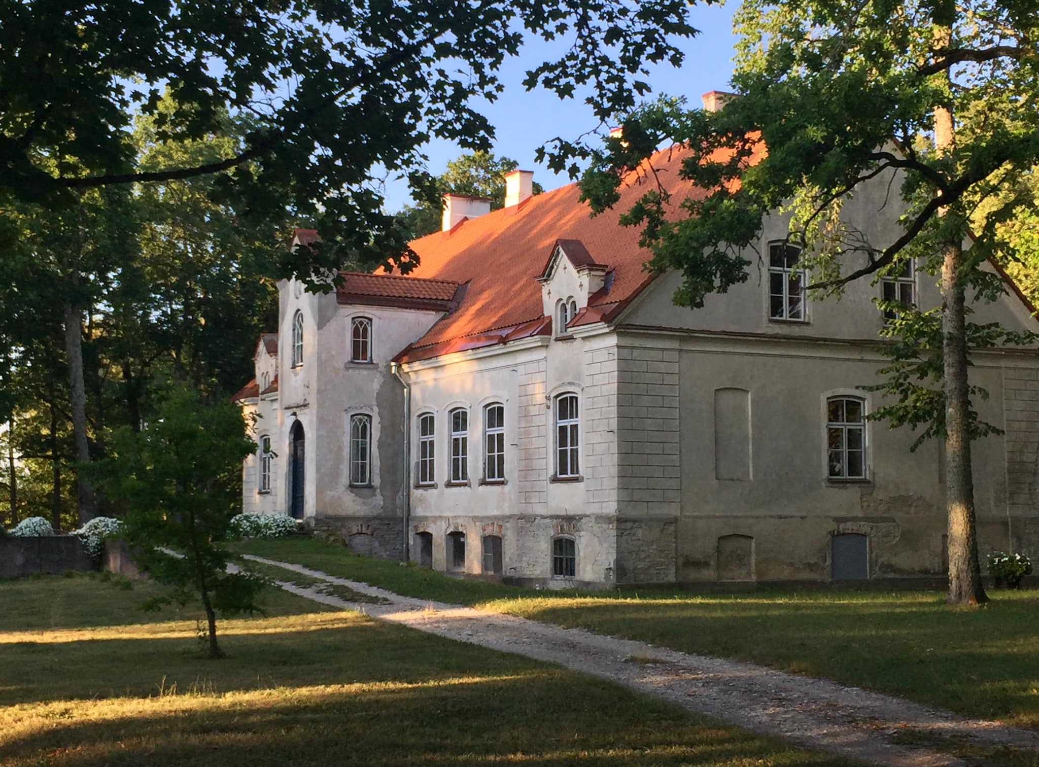 Hatu mõis suvel