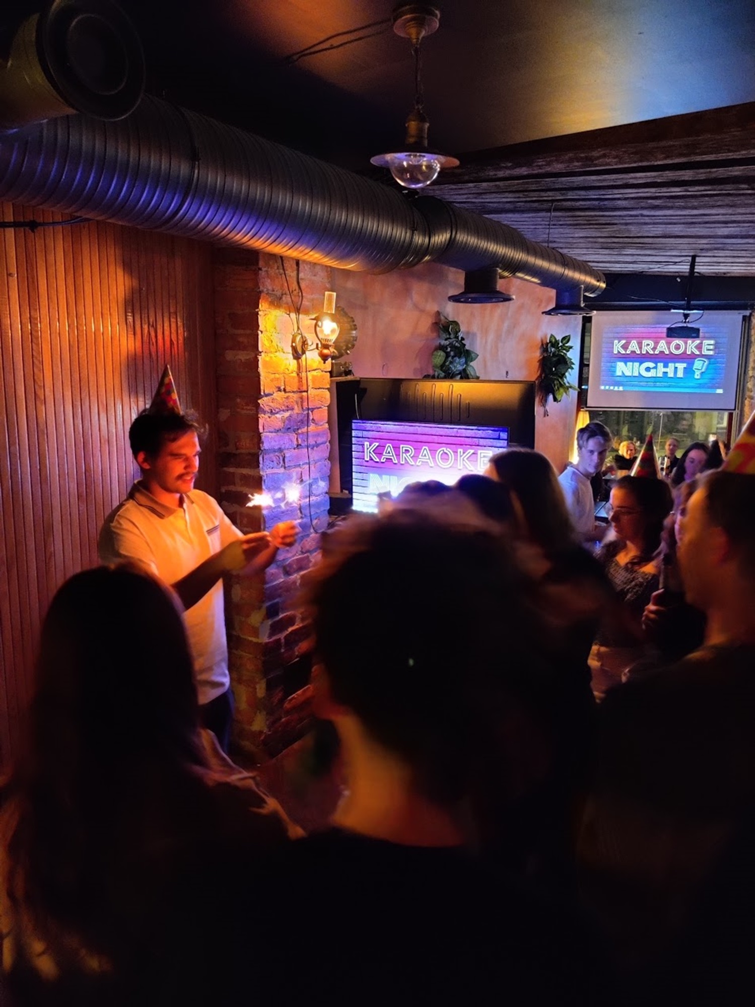 Karaoke baarissa voimme laulaa myös syntymäpäivälaulun:)