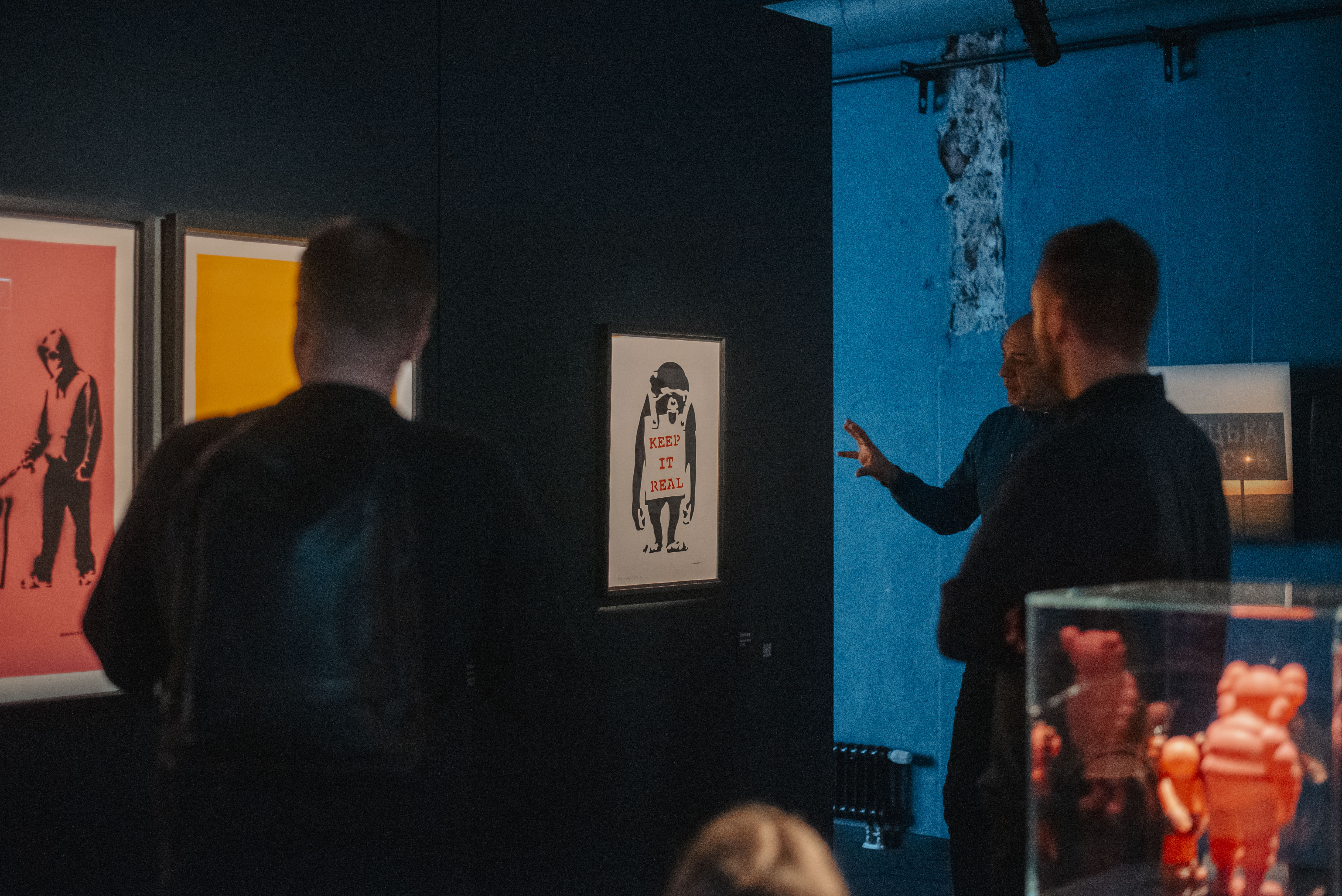 Külalised Banksy teoste tagamaid avastamas.