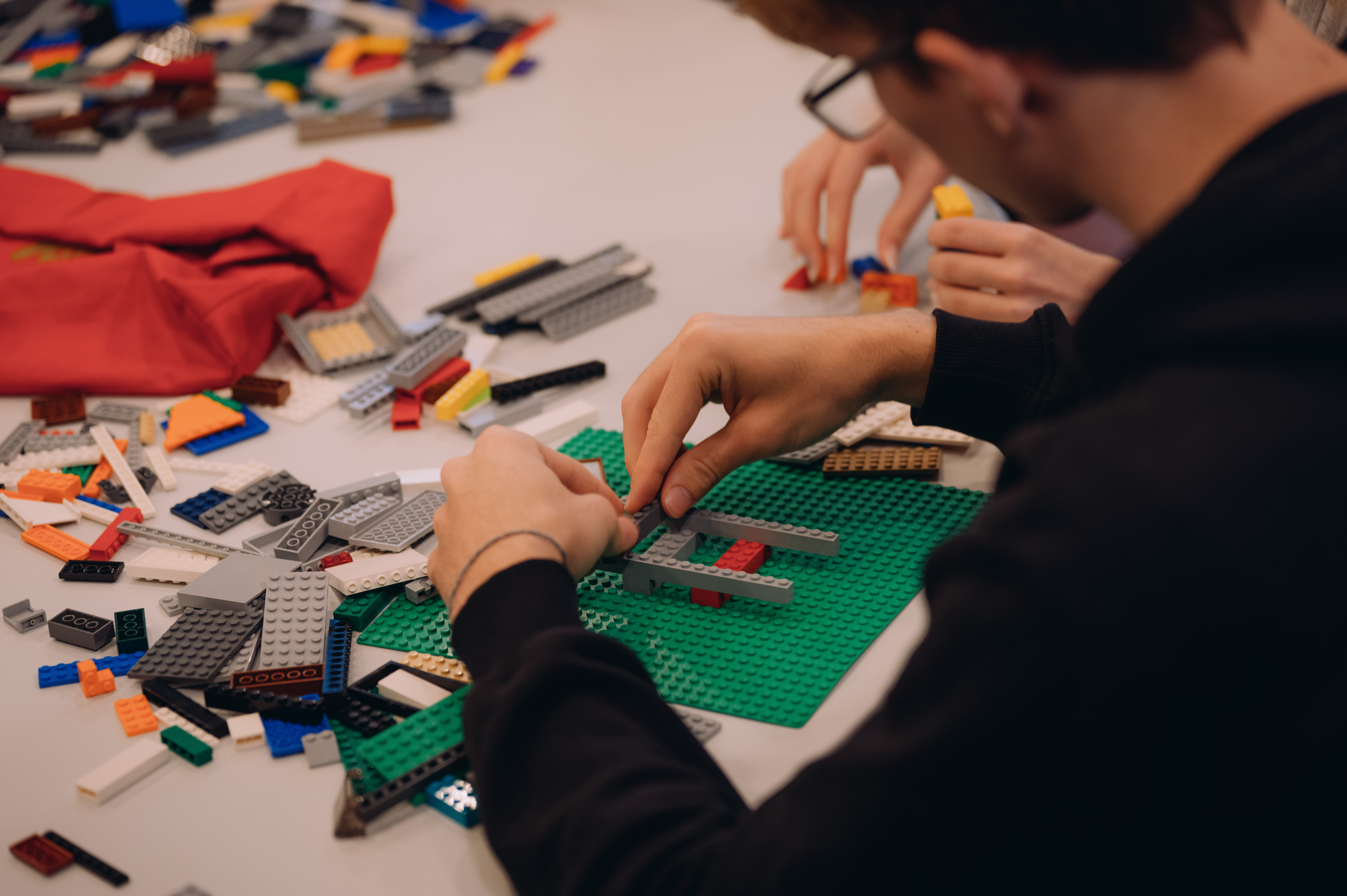 Junge mit Lego beim Großen Erfinderfestival im PROTO
