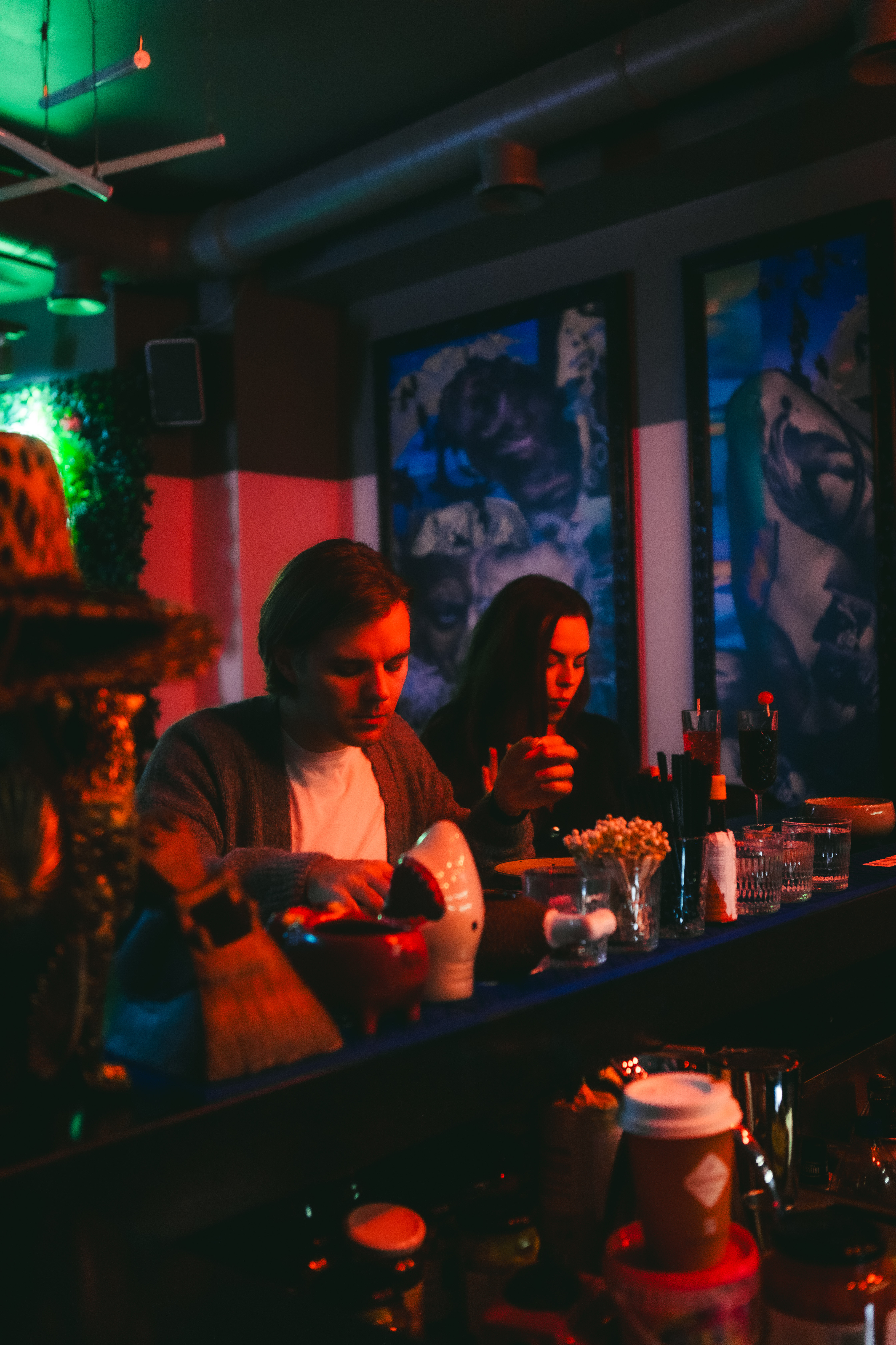 Baar koos inimestega