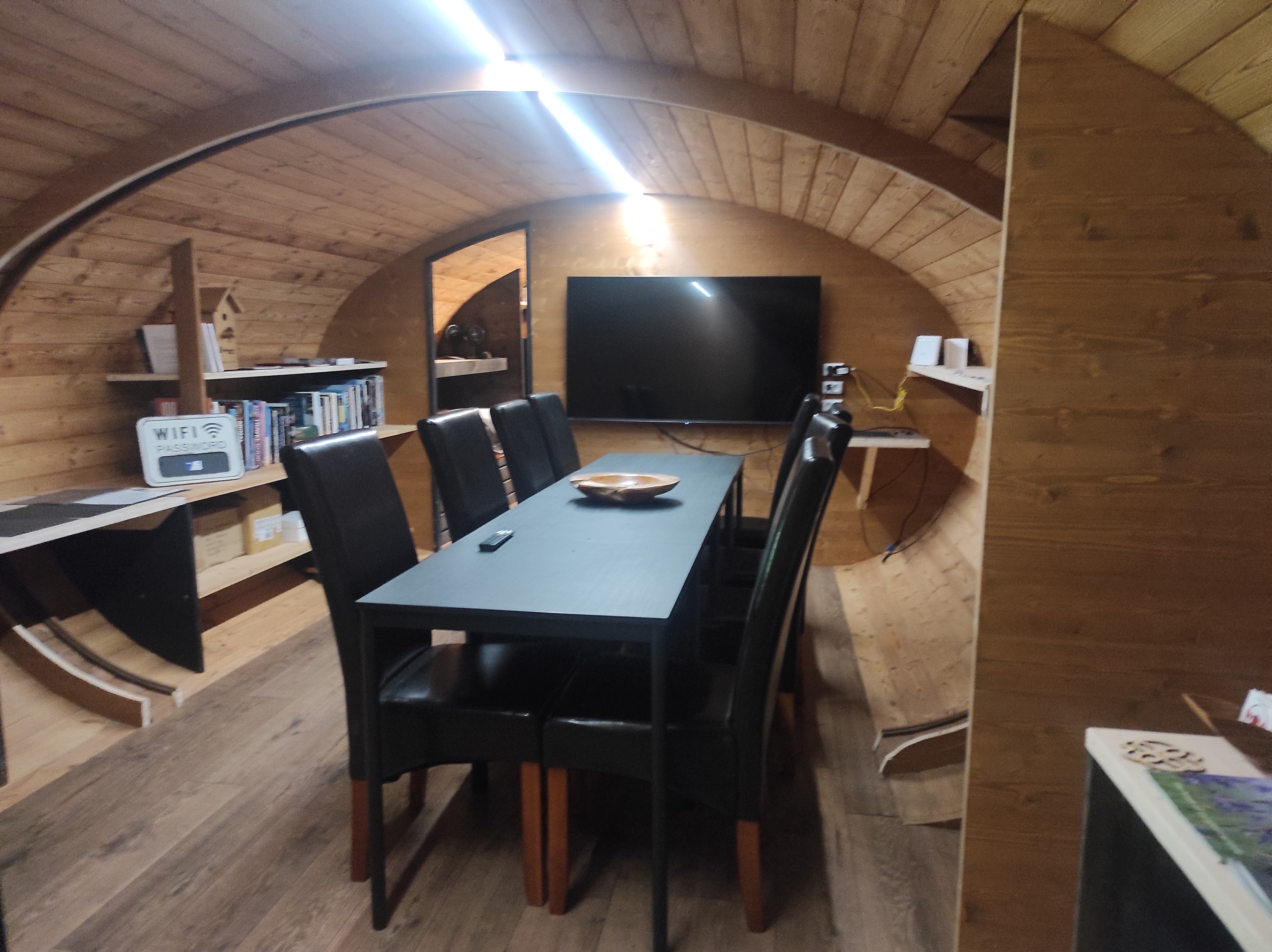 Besprechungsraum in der Beobachtungshütte