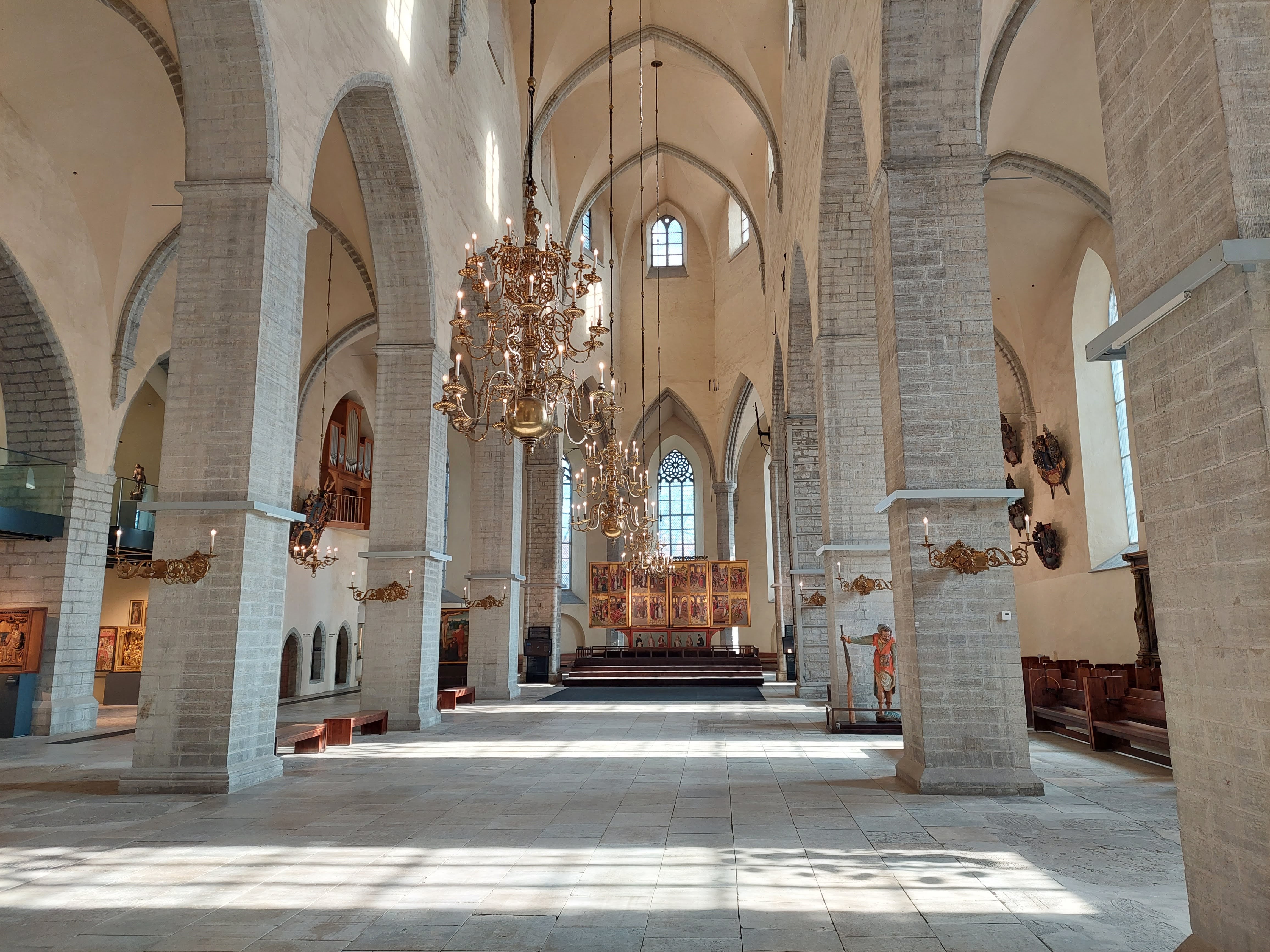 Nigulisten museon pääsali Tallinnan vanhassakaupungissa.