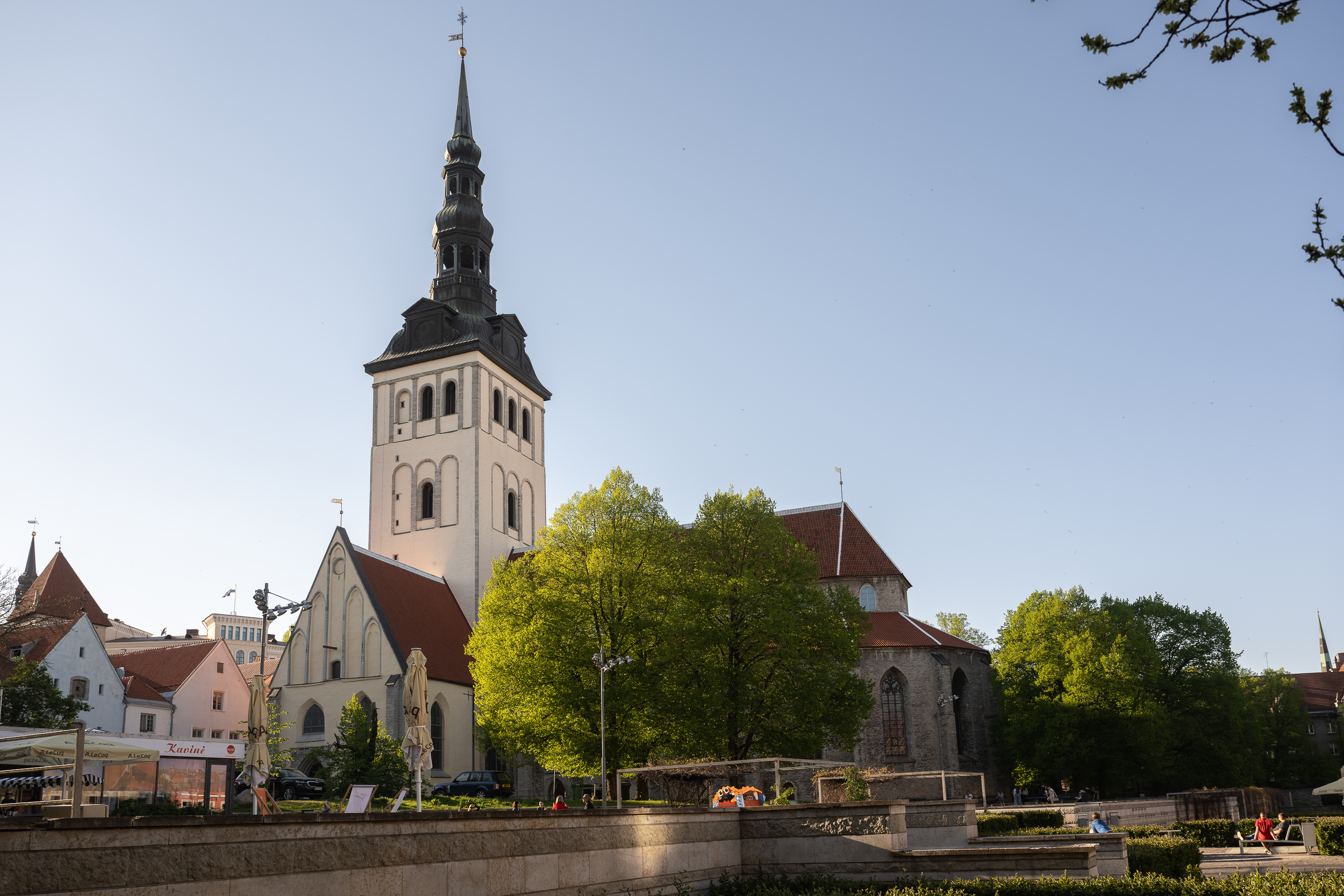 Nigulisten museon kesäinen ulkonäkö Tallinnan vanhassakaupungissa.