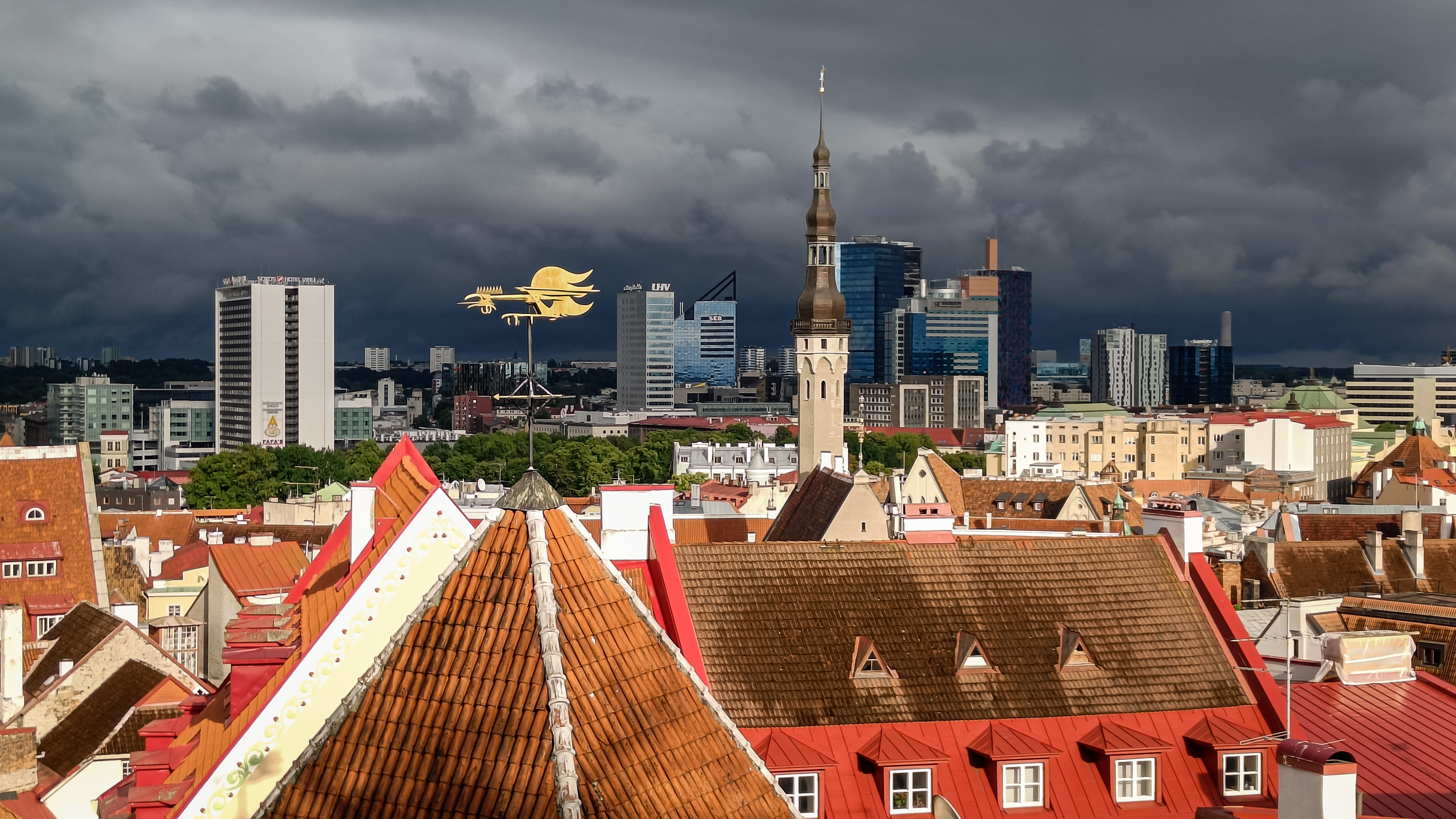 Panoraamvaade üle Tallinna Vanalinna ja kesklinna Kohtuotsa vaateplatvormilt