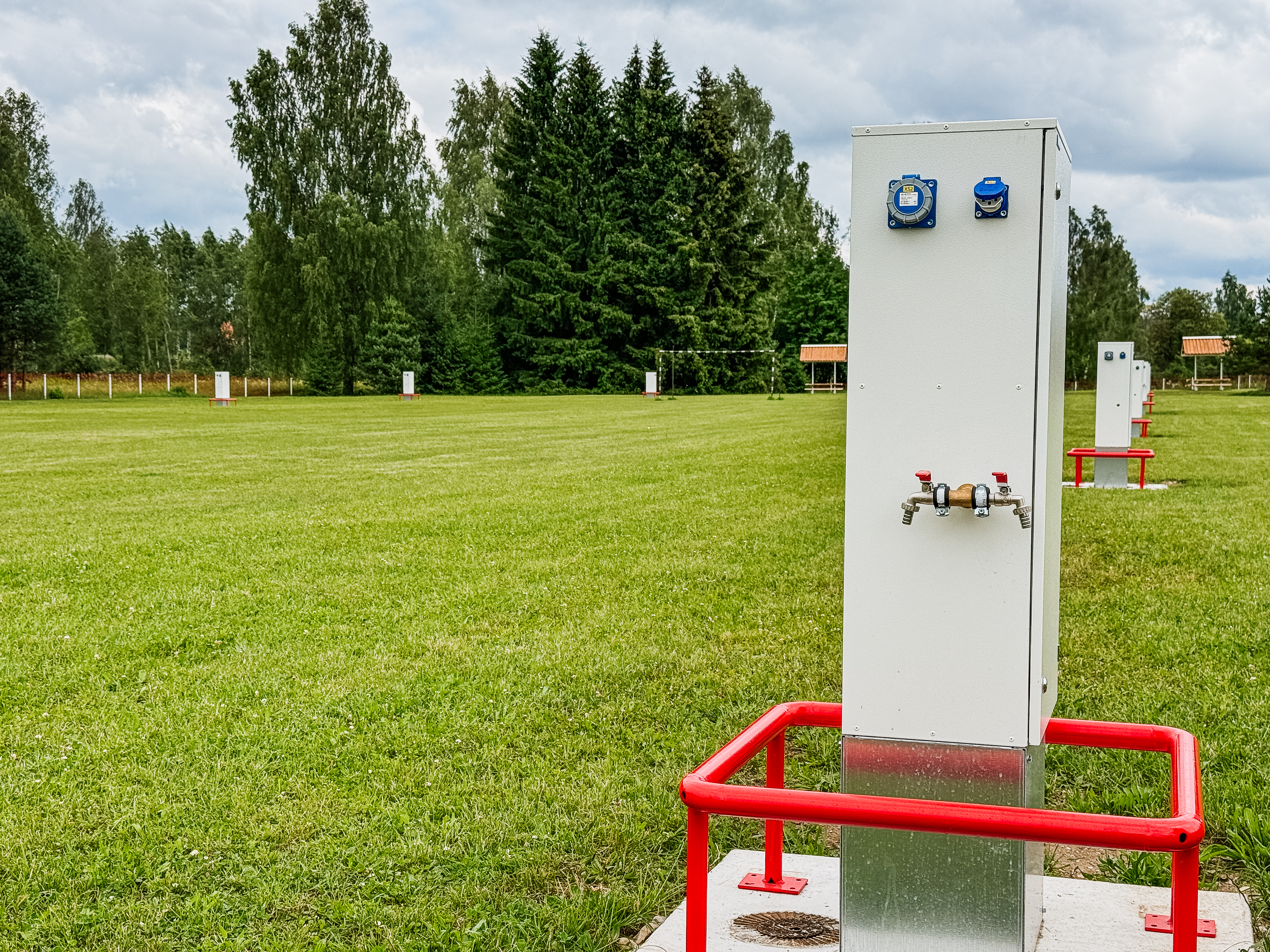 Karavani parkimiskoha kõrval asuvad veevõtu- ja elektriühendused