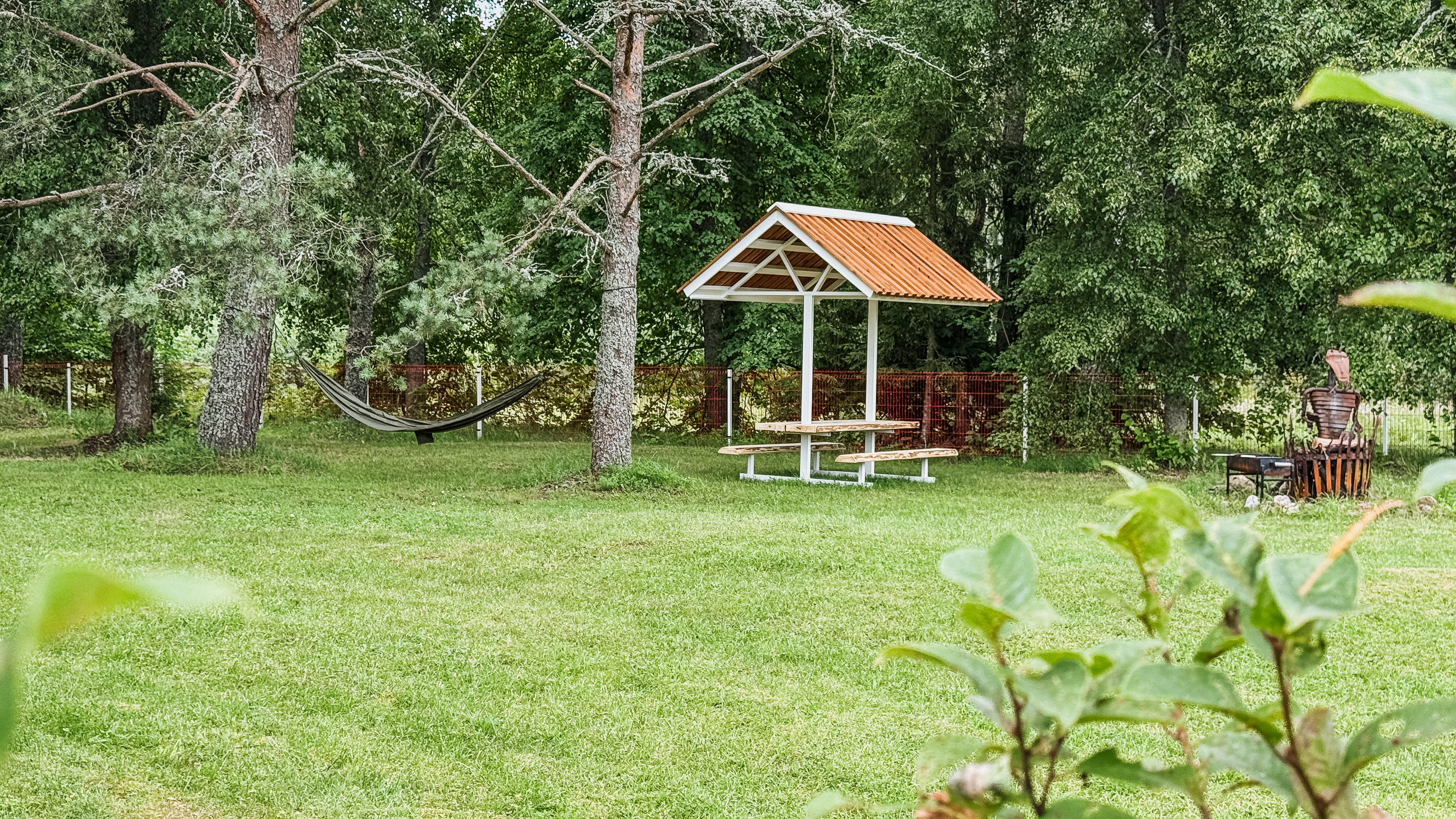 Krabi Campingu telkimisala, kus on olemas võrkkiik, piknikulaud ja grillinurk