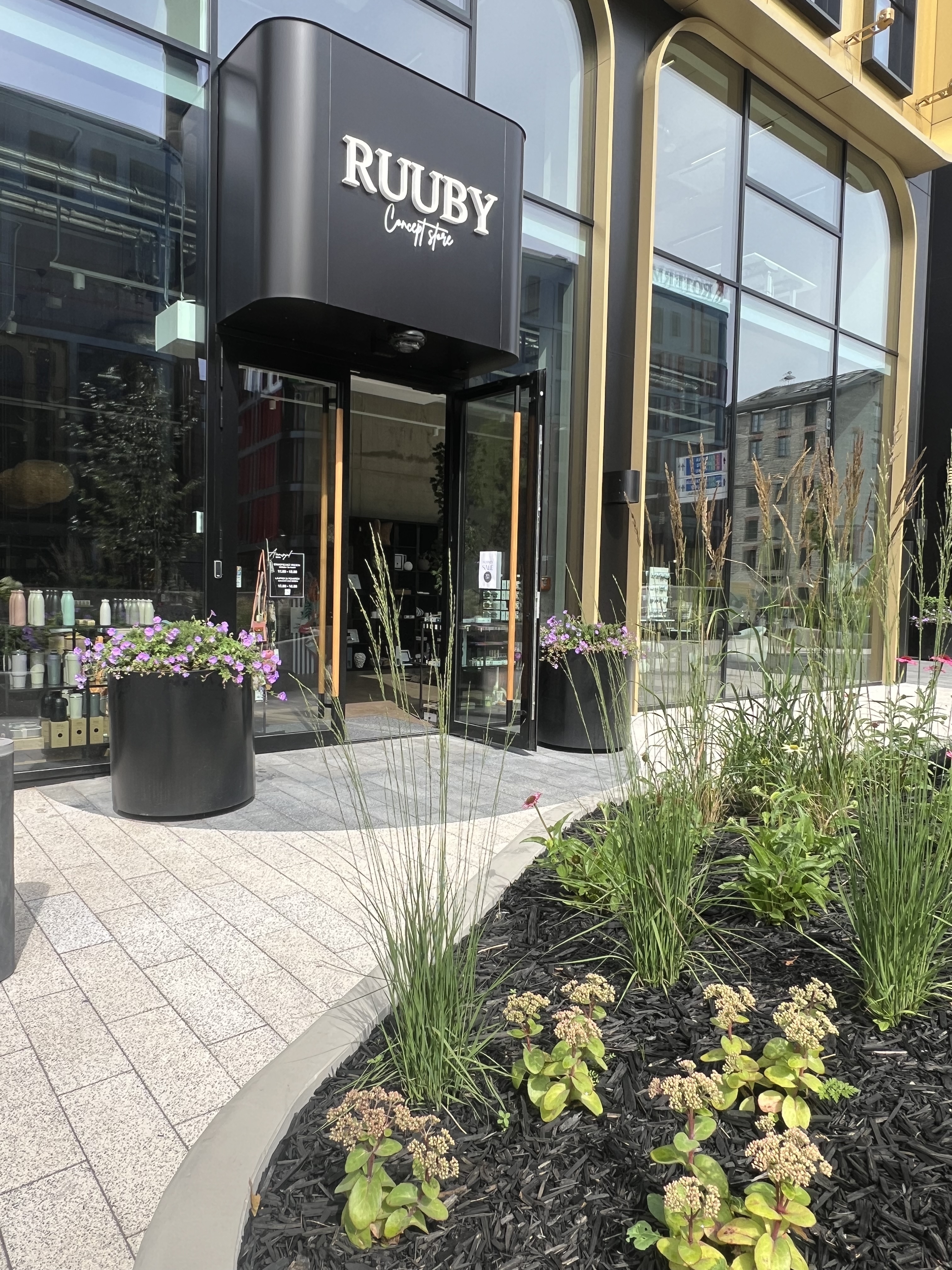 RUUBY on elustiili- ja disainipood Tallinna südames, Rotermanni kvartalis, kus ajalooline tööstusarhitektuur kohtub kaasaegse linnaruumiga. RUUBY on p