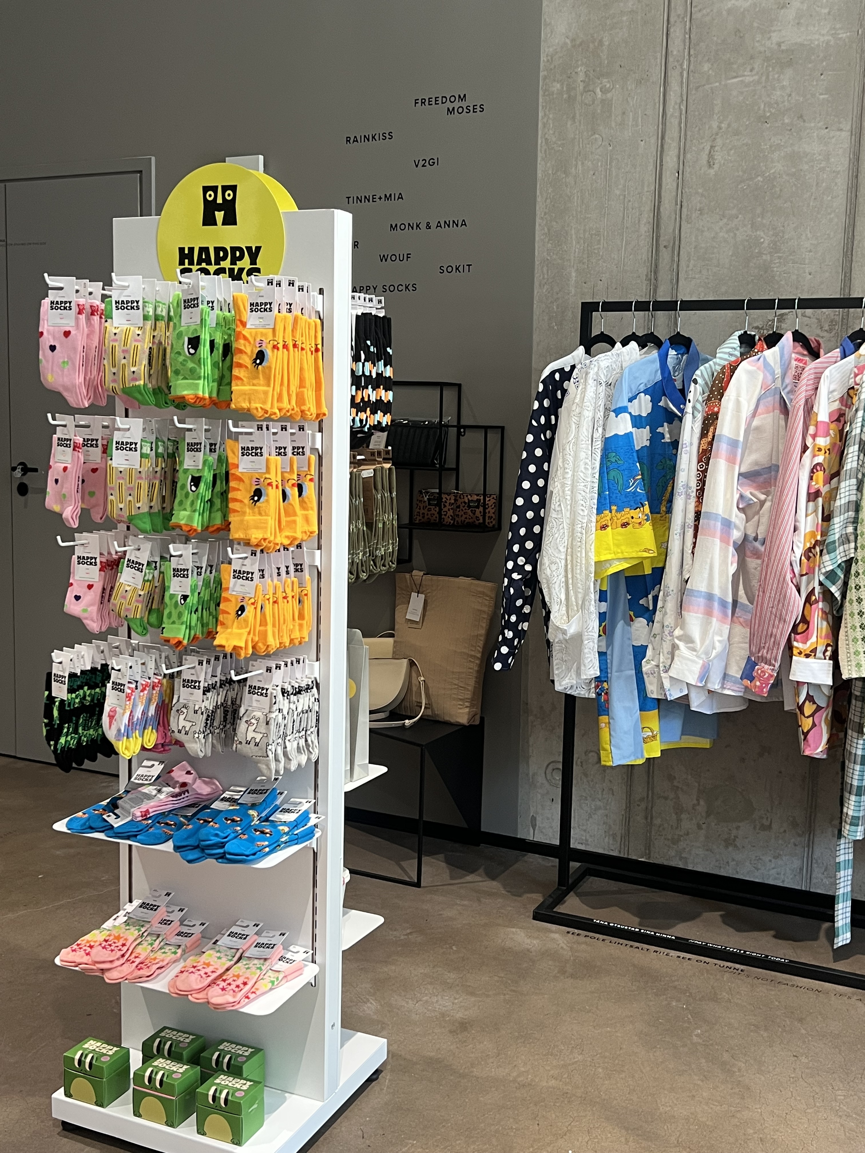 Ruuby showroomi sokid, riided, vihmakeebid