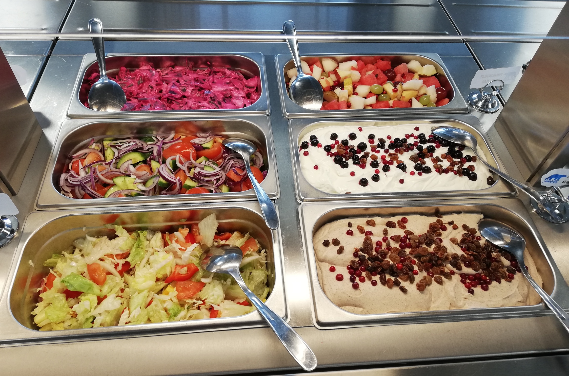 Kohvikus pakutakse nii menüüvaliklut kui ka buffeed
