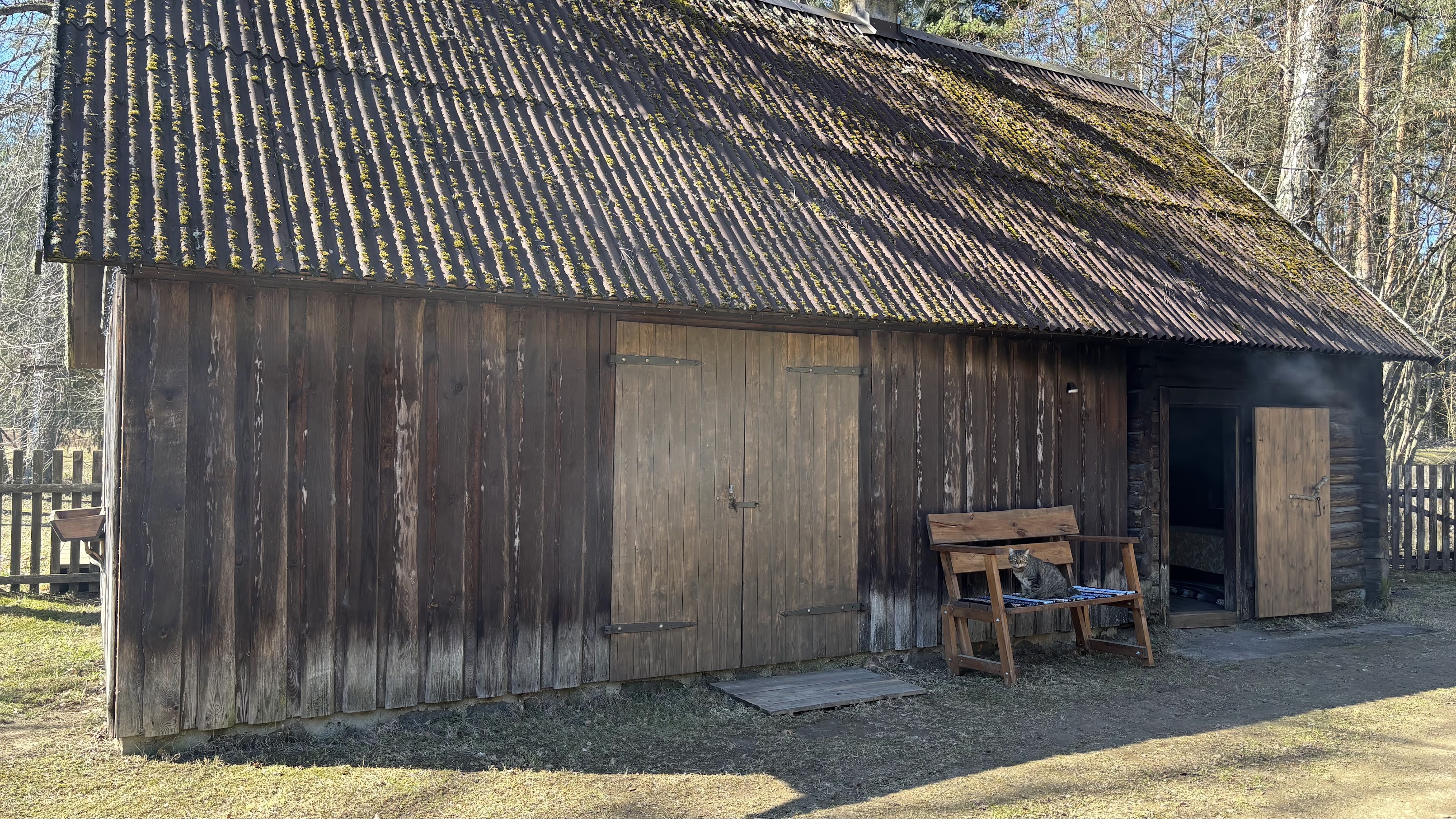 Suitsusauna õuepoolne külg kahe uksega:ühest uksest pääseb leiliruumi, teisest saunamaja puhkeruumi.