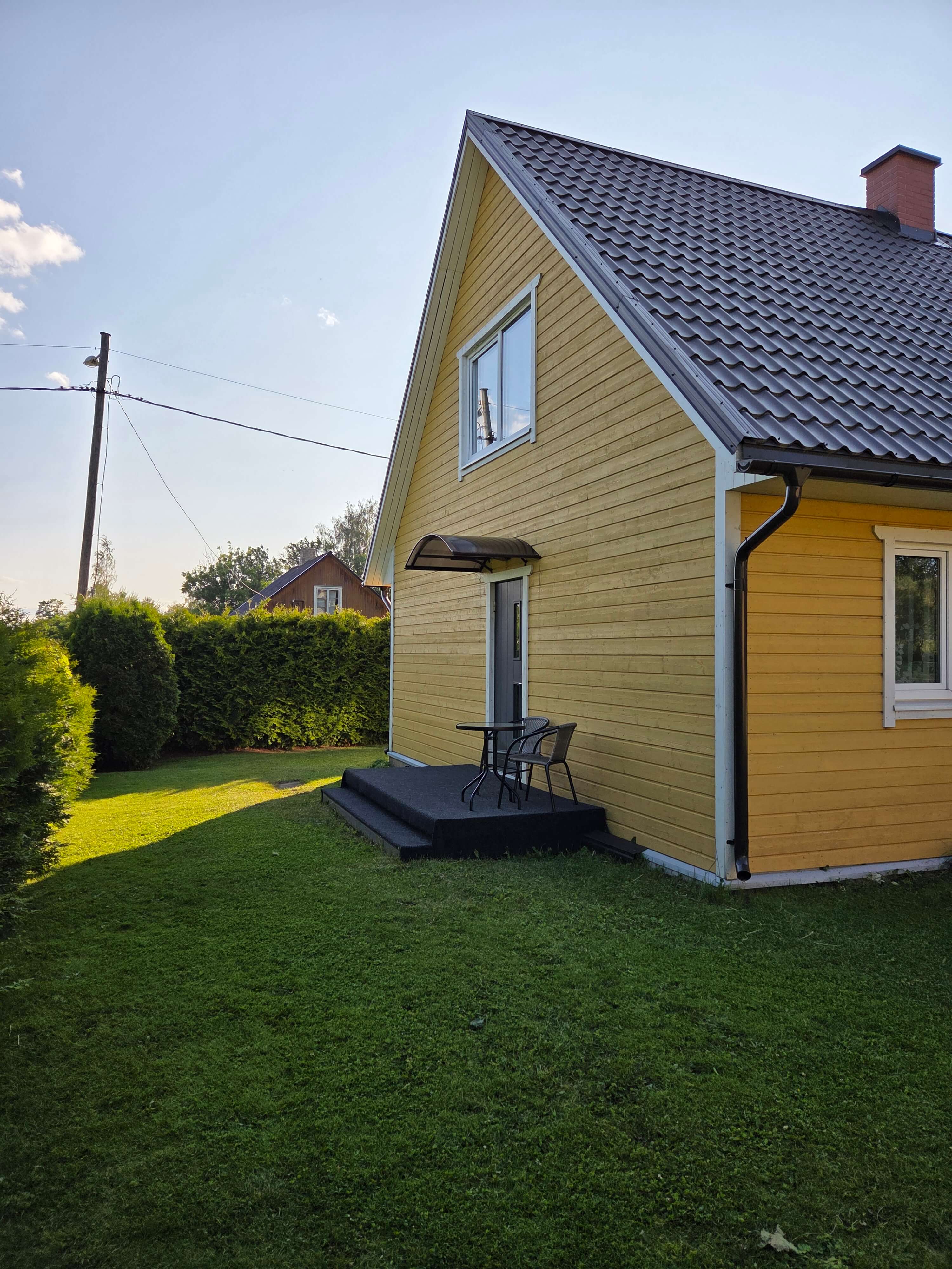 Maja sissepääs väikese terrassiga