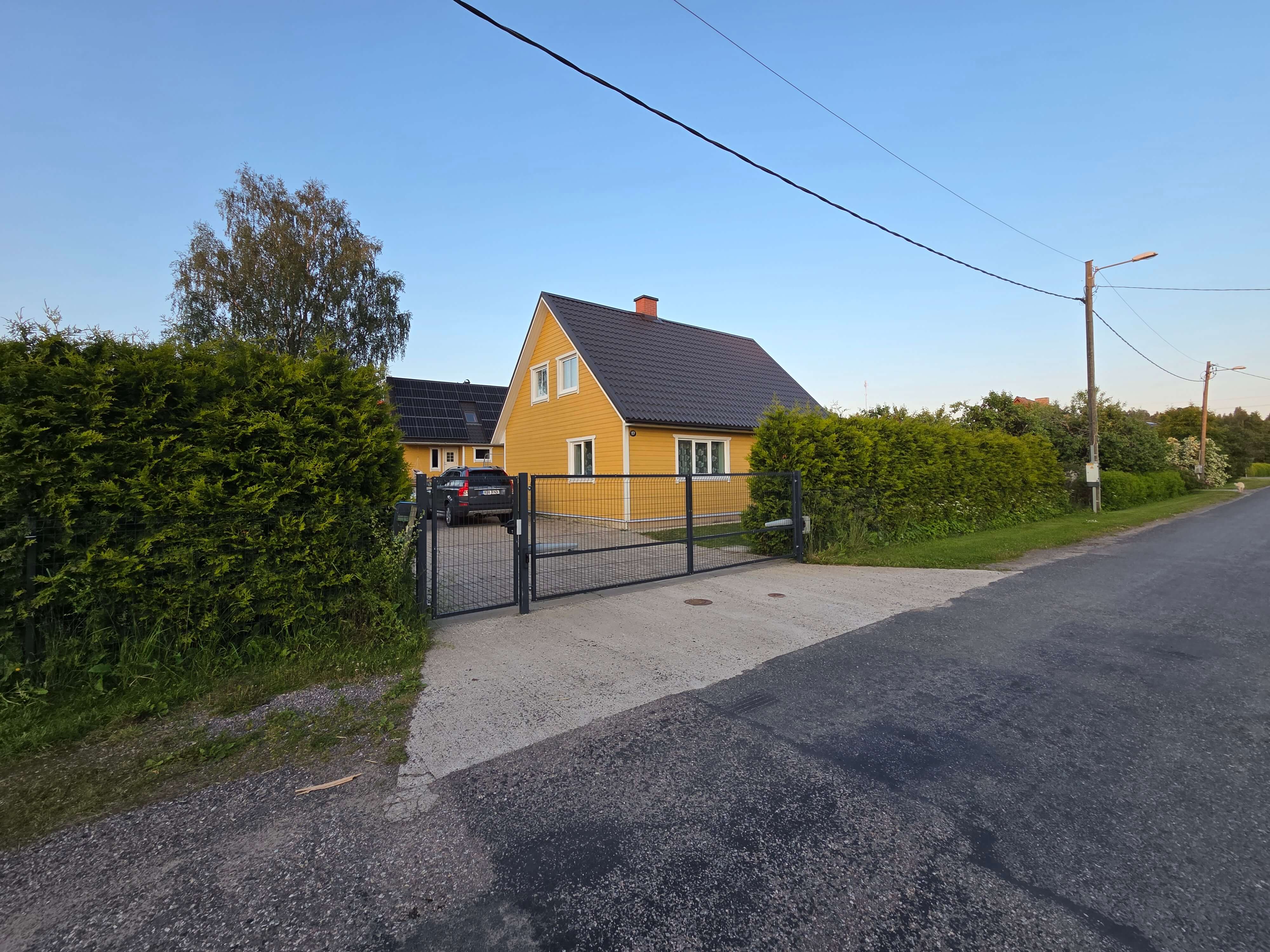 Vaade majale ja väravale tänavalt