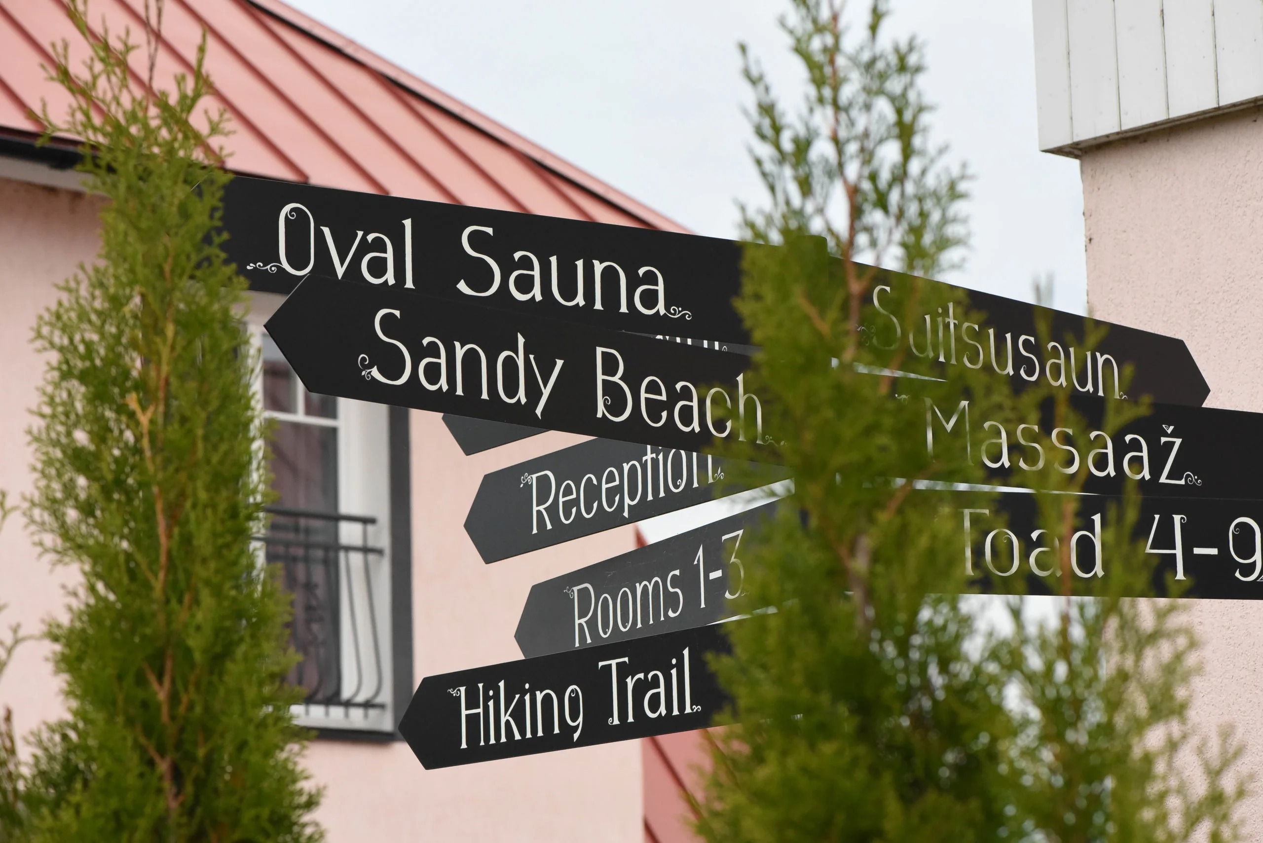 Suunaviidad Ööbikuoru villa hoovis näitamaks kus miski asub